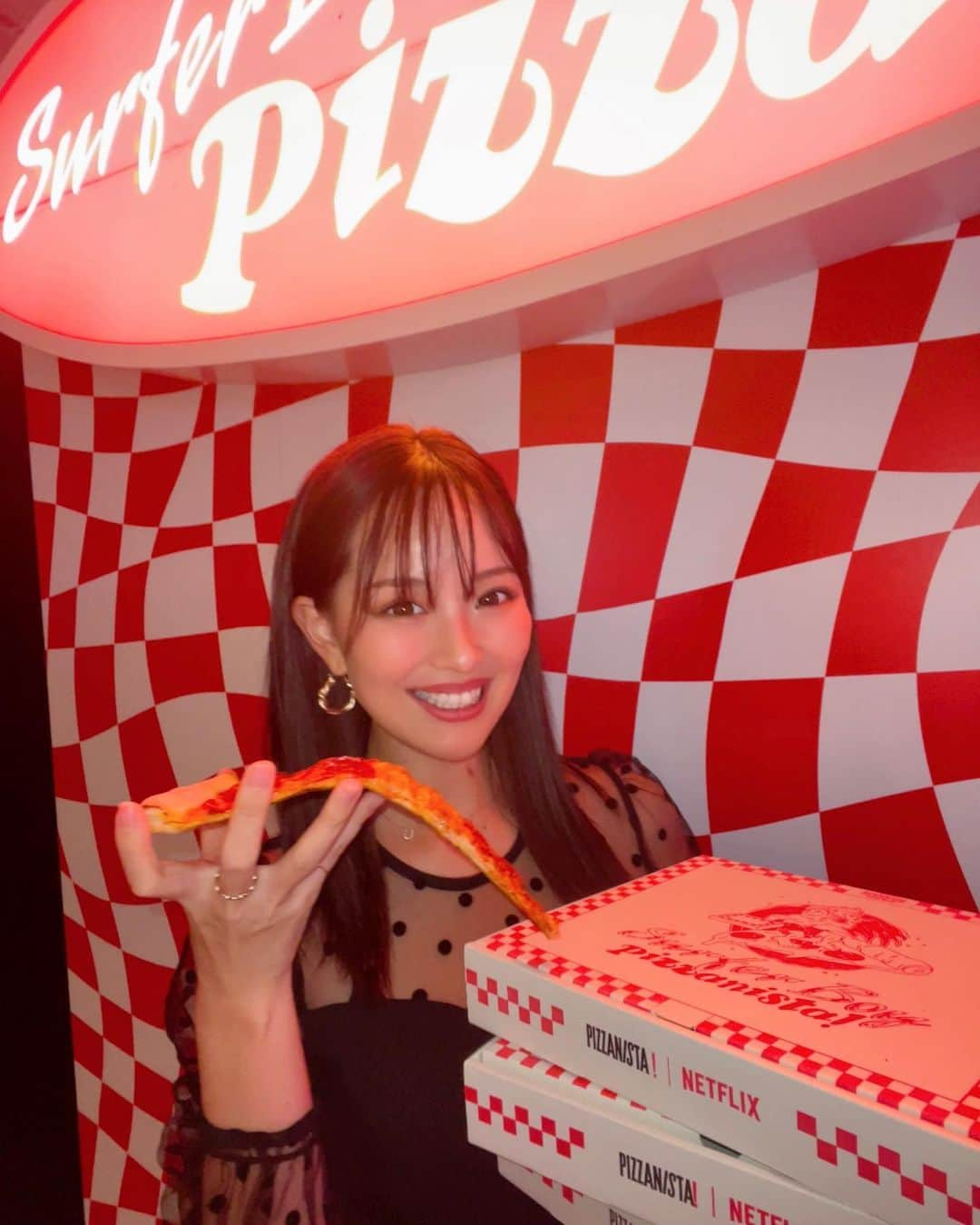 さーたんのインスタグラム：「* * * @netflixjp のイベントでいただいた このpizzaめっちゃくちゃ美味しかった🥹🍕  ダイエットとは、、笑 ジャンクやお菓子など食べる事が悪いんじゃなくて 私の場合は食べ過ぎです🤣 わかっちゃいるけど食べるよね〜🤣  1月にむけて地道にダイエットしよう🥹🙌🏼 痩せる痩せる詐欺卒業だ‼️ まずは食べすぎから適度に！を心がける😗🍫🍰🍩🥐  @netflixjp  #netflix #ネットフリックス #ネフリ #OnlyOnNetflix #OON2023」