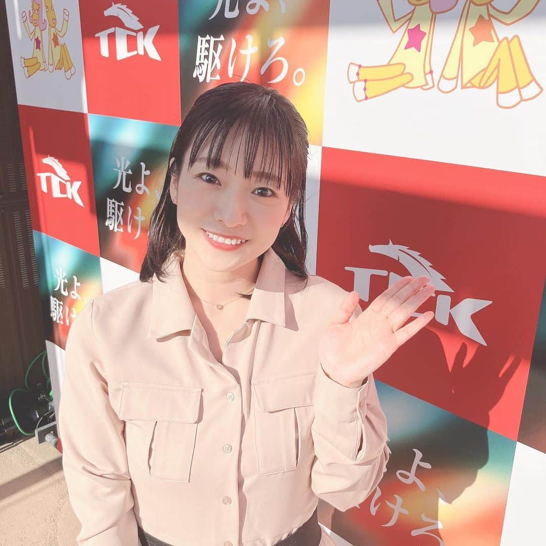 砂岡春奈さんのインスタグラム写真 - (砂岡春奈Instagram)「前半リポート終了です！ この後は大井記念🏇  前半は結構前残りでした！短距離レースがほとんどでしたし、距離が違えばまた変わってくるかもしれませんが😁  馬場は表面だけは乾いていますが、内は水分を含んでいる感じですね…🤔  そして、場内時折強い風が吹いていましたが…  メインは果たして😆？🏇  3枚目は 光よ駆けろ。の前で。 撮マネージャーさん  週末はダービーだし、楽しみが続きます✨️  #大井記念 #tck #大井競馬  #競馬キャスター #光よ駆けろ」5月24日 18時20分 - isaokaharuna