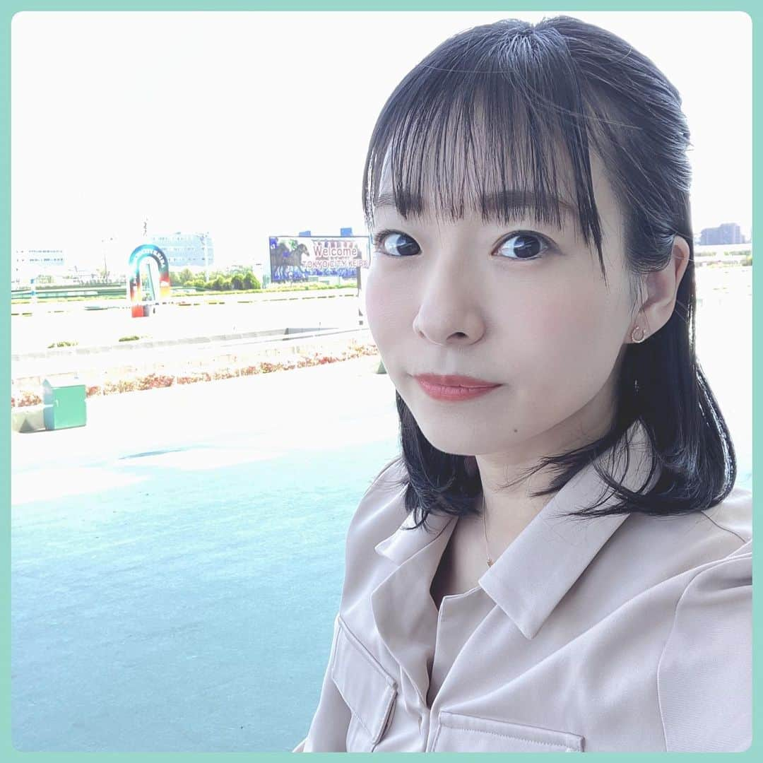 砂岡春奈のインスタグラム：「前半リポート終了です！ この後は大井記念🏇  前半は結構前残りでした！短距離レースがほとんどでしたし、距離が違えばまた変わってくるかもしれませんが😁  馬場は表面だけは乾いていますが、内は水分を含んでいる感じですね…🤔  そして、場内時折強い風が吹いていましたが…  メインは果たして😆？🏇  3枚目は 光よ駆けろ。の前で。 撮マネージャーさん  週末はダービーだし、楽しみが続きます✨️  #大井記念 #tck #大井競馬  #競馬キャスター #光よ駆けろ」