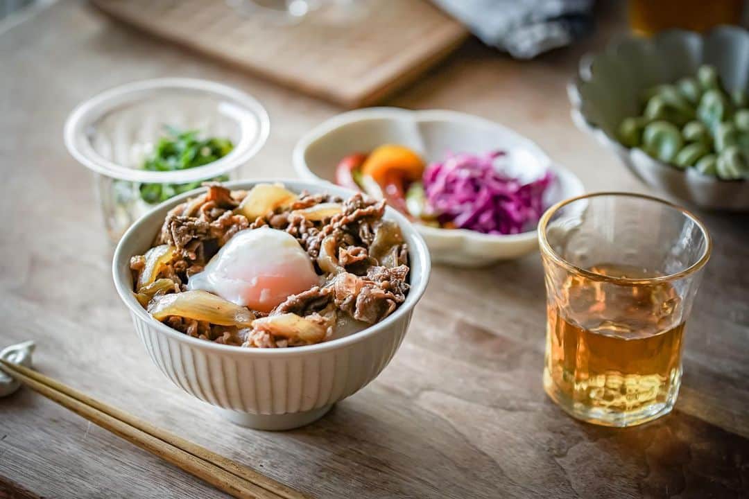 ひとみのインスタグラム：「牛丼一筋300年 へのつっぱりはいらんですよ  丼物が食卓に上がる率が高いのですが、丼物の時にわたしと娘達にとって丁度よいサイズの器に中々出会えていなかったのですが。 阿南さんの個展で見つけたこの器。 一目見てわが家にはコレだ.ᐟ .ᐟ .ᐟ となりました🥰  家族分買ったけど、相変わらず夫はあちこち忙しいので、3つで良かったかも…🙄  F.O.C.で購入した竹下さんの小鉢も良き🥺♡ 沖澤さんのガラスも買い足せたし、今月は久々に器を沢山購入したなぁ〜🥰💓 しばらく買っていなかったので満足度が半端ない✨  #うつわ #器」