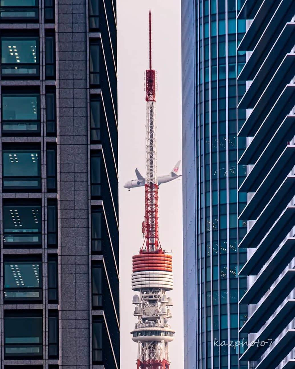 東京タワーさんのインスタグラム写真 - (東京タワーInstagram)「. ビルとビルの合間から 顔を覗かせる東京タワー🗼   その東京タワーに 飛行機がクロスする絶妙のタイミング！！   狙ってもなかなか 撮影できないのではないかと思われる 見事な一枚ですね！   本日は、Your Tokyo Tower🗼から @kazphoto7 さんのお写真をご紹介！   素敵なお写真をありがとうございました😊    --------------------------------  【 お知らせ 】  # your_tokyotowerで あなたの東京タワー🗼をリポスト！  皆様からの投稿どしどしお待ちしております！ （@tokyotower_official のタグ付けもよろしくね🖐）  詳細はプロフィールにある 固定されたフィード投稿から↓ @tokyotower_official  --------------------------------  #東京タワー #東京タワー🗼  #tokyotower  #tokyotower🗼  #飛行機」5月24日 18時21分 - tokyotower_official