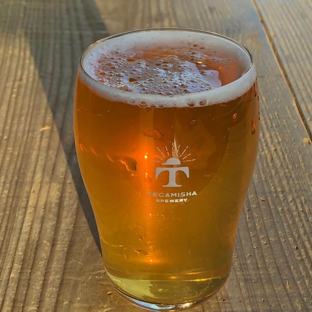 手紙社さんのインスタグラム写真 - (手紙社Instagram)「【TEGAMISHA BREWERY】本日のタップリストはこちら。12のラガーが新規開栓です。スッキリとして飲みやすいですので、ホップホップにお疲れの方や合間におすすめ、もちろん暑い日の1杯目にもピッタリですよ。なお、本日24日〜29日（月）まで期間限定でフード1品半額サービスクーポンがご利用いただけます。アプリの会員登録がお済みでない方はぜひ登録してサービスをご利用ください。  1、こビール（Style:ウエストコーストIPA） 醸造所:いわて蔵ビール（一関市）　 こびる（小昼：ちょっと休憩という方言）とビールの造語。遠野産ホップIBUKIを使用し、その他のホップと柑橘系の香りのあるウエストコーストIPA  2、さくらペールエール（Style:アメリカンペールエール） 醸造所:伊勢角屋麦酒（伊勢市） マスカットの様なエステルと爽やかな酸味をやさしく作り出すさくらの花酵母で醸造。春にぴったりな華やかな香りと爽やかですっきりとした味わい  3、Hoya Boya（Style:ヘイジーIPA） 醸造所:BLACK TIDE BREWING（気仙沼市）　 Mosaicシングルホップで苦味を抑えトロピカルなフレーバーが存分に楽しめるヘイジーIPA  4、WHITE HOLE（Style:DDH DIPA） 醸造所:うちゅうブルーイング（北杜市） 醸造を重ねるごとに改良を重ねる鉄板レシピのWHITE HOLE！！ゴリゴリとエレガントの狭間から五次元フルーツが生まれる。タンジェリンピーチネクターちょいライチ！！！  5、Sharp Shooter Session IPA（Style:セッションIPA） 醸造所:Anglo Japanese Brewing（野沢温泉） ジューシーさ満載！クラシックなNE IPAのパンチがありながらアルコールは5%でめちゃくちゃ飲みやすい  6、Aromatic four アロマティックフォー（Style:IPA） 醸造所:Mountain River Brewery（杉並区久我山） ココナッツやメロン、マンゴーのようなトロピカルな香り、後からグレープフルーツのような柑橘香が香り、口に含むと果実をかじったかのような味わいで後味にしっかりとした苦味  7、Pop‘n Hop（Style:アメリカンIPA） 醸造所: 奈良醸造（奈良市） シトラス、ベリー、マンゴー、パッションフルーツのフレーバー、Kveik酵母を使用することで柑橘の果皮を思わせる香りを重ねて、さらに味わい豊かに仕上げている  8、Zuppado - SMaSH Pale Ale（Style:SMaSH Pale Ale） 醸造所:Be Easy Brewing（弘前市） 1種類のモルトと1種類のHopで醸造するSMaSH!どこか落ちついてる雰囲気が感じられすっきりフルーティー  9、【限定醸造】スタウト（Style:スタウト） 醸造所:宮崎ひでじビール（延岡市） 焦がし麦のほろ苦さとエスプレッソコーヒーのようなアロマ漂い、濃厚でありながら喉越しはスムーズナッツの香ばしさやハーブのフレーバーも余韻で楽しめる香り高く濃厚なスタウト  10、駒ヶ岳エール（Style:ストロング・ゴールデンエール） 醸造所:南信州ビール（駒ヶ根市）　 ゴールデンエールのストロングバージョン。グレープフルーツのような柑橘系のフレーバーが楽しめカスケードホップのアロマとややスパイシーなフレーバーが特徴で、ドライな飲み口が楽しめる  11、雑穀ヴァイツェン　ver春夏（Style:ヴァイツェン） 醸造所:麦雑穀工房（埼玉県小川町） 軽やかでまろやかな口あたりと滋味あふれる味わいが特徴のオリジナルヴァイツェンのライトカラーな春夏バージョン  12、爽やか熊のラガー（Style:India Pale Lagar） 醸造所:秩父麦酒（秩父市） 軽くキレのあるモルト感と清涼感ある呑み心地。やや高めのアルコール度数を感じさせない、ゴクゴク系のドリンカブルなインディア・ペール・ラガー  13、Myth ミス（Style:ベルジャンホワイト） 醸造所:ライオットビール（世田谷区砧）　 爽やかな柑橘とコリアンダーシードが香り優しいアロマと小麦の口当たりが感じられる  TEGAMISHA BREWERY 〈営業時間〉 平日（月）16:00〜21:00、平日（水・木・金）16:00〜22:00、土・日・祝日　12:00〜22:00 L.O （月曜はフード20:00、ドリンク20:30、 その他の曜日、祝日はフード21:00、ドリンク21:30）　  〈定休日〉 火（火が祝日の場合は営業し翌日が振替休業となります） 東京都調布市下石原2-6-14　ラ・メゾン1階 tel　042-444-0660　  #TEGAMISHABREWERY #手紙舎 #クラフトビール #いわて蔵ビール #伊勢角屋麦酒 #秩父麦酒 #ライオットビール #うちゅうブルーイング #MountainRiverBrewery #奈良醸造 #BeEasyBrewing #宮崎ひでじビール #南信州ビール #麦雑穀工房 #AngloJapaneseBrewing #BLACKTIDEBREWING #調布グルメ」5月24日 18時26分 - tegamisha
