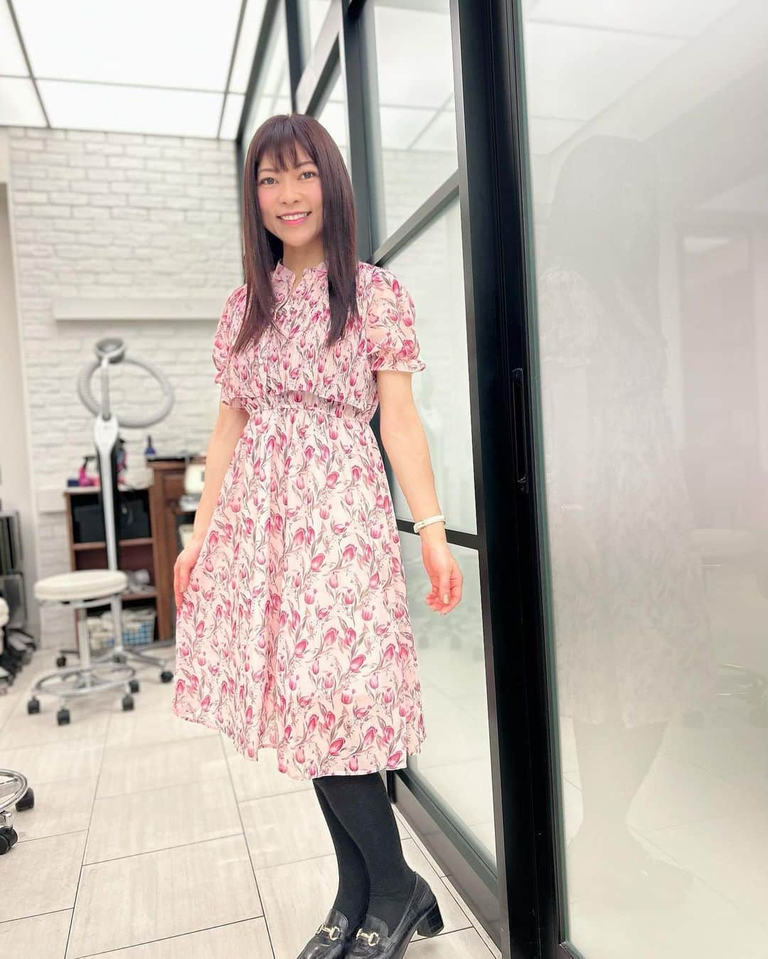 DJ MIYAさんのインスタグラム写真 - (DJ MIYAInstagram)「やっほ☆Goinluckさんのお洋服でコーディネート❤️  @goinluck.jp   このお花柄のワンピ🌸🌷細かいdrapeになってて好き❤️ 半袖だから夏もいいかも💐  妹とこれおそろにした☆  https://www.goinluck.com/  #goinluck #ファッション #コーディネート #ファッションコーデ #花柄ワンピ #お花柄 #デートコーデ #ワンピコーデ #半袖ワンピ #ワンピース #洋服 #洋服好き #トラベラー #インフルエンサー #インスタグラマー #夏コーデ #夏のファッション #お花柄 #花柄好き #スカートコーデ #スカート #スカートファッション #洋服好き #旅好き女子 #タビジョ #ロングヘア #ファッションコーディネート #全身コーデ #ピンク好き #花柄スカート #花柄ドレス #ドレスコーデ」5月24日 18時28分 - dj_miya