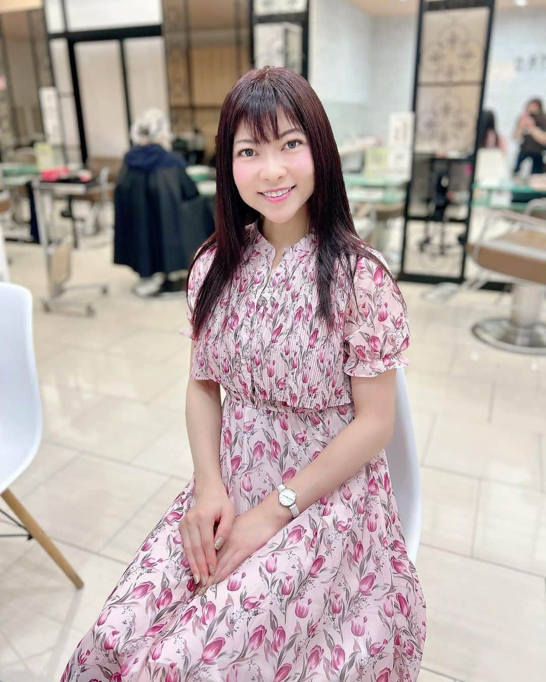 DJ MIYAさんのインスタグラム写真 - (DJ MIYAInstagram)「やっほ☆Goinluckさんのお洋服でコーディネート❤️  @goinluck.jp   このお花柄のワンピ🌸🌷細かいdrapeになってて好き❤️ 半袖だから夏もいいかも💐  妹とこれおそろにした☆  https://www.goinluck.com/  #goinluck #ファッション #コーディネート #ファッションコーデ #花柄ワンピ #お花柄 #デートコーデ #ワンピコーデ #半袖ワンピ #ワンピース #洋服 #洋服好き #トラベラー #インフルエンサー #インスタグラマー #夏コーデ #夏のファッション #お花柄 #花柄好き #スカートコーデ #スカート #スカートファッション #洋服好き #旅好き女子 #タビジョ #ロングヘア #ファッションコーディネート #全身コーデ #ピンク好き #花柄スカート #花柄ドレス #ドレスコーデ」5月24日 18時28分 - dj_miya