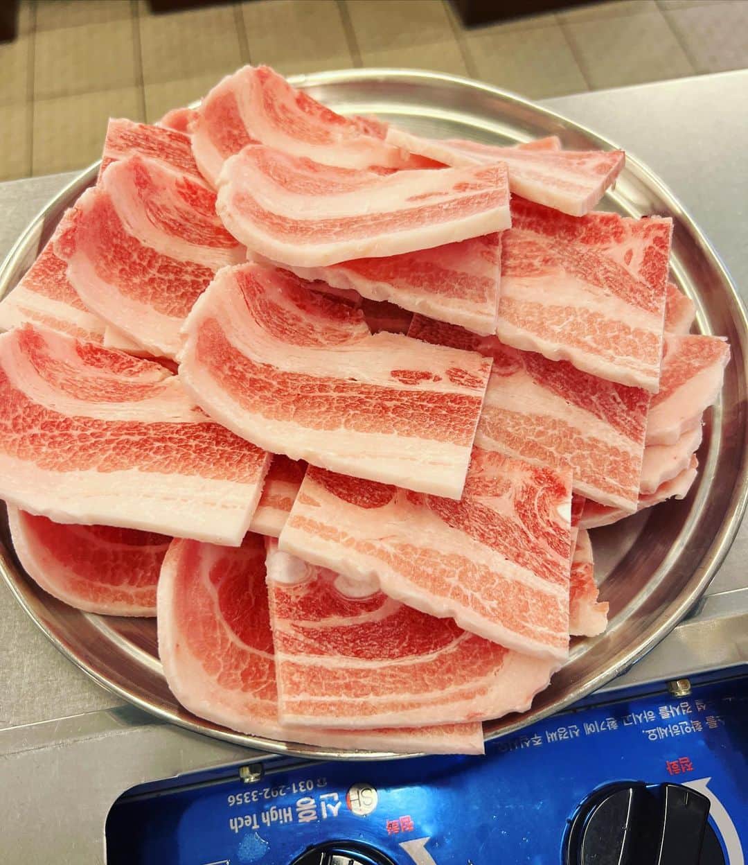 のインスタグラム：「오늘 저녁 이렇게!! 냉삼. 샴페인 #Champagne #icedpork  #대삼식당2호점」