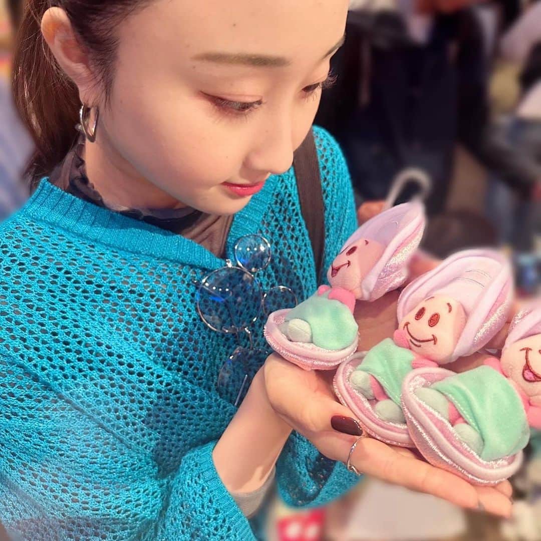 音くり寿のインスタグラム：「まっきーみうすっ🐭🧀  写真は1人だけどね笑 大切なみんなとの #思い出 #ディズニーシー #disneysea  #ジャンボリミッキー」