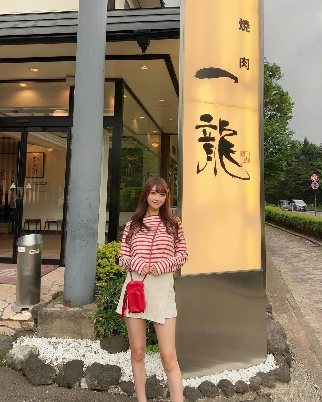 のインスタグラム：「. 軽井沢に行くと食べに行く焼肉屋さん😋❣️ ゴルフの後の焼肉って美味しさ増すよね🫶🏻✨ . ストーリーに載せたら気になるって方がたくさんいたので お肉の写真もいくつか載せるね😆🥩✨ . お肉ももちろん美味しいんだけど、 ここのトマトサラダがだいすきなの〜🍅✨ おかわりして沢山食べた🍅🍅 . お肉の中だと、タンが1番すき！😋 みんなはどこの部位がすき？ . . #軽井沢#軽井沢グルメ#焼肉#焼肉一龍#一龍#karuizawa#karuizawajapan#japan#yakiniku#japanesefood#redvalentino#miumiu」