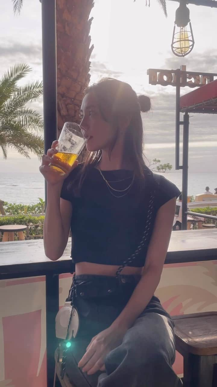 𝐴𝑁𝑁𝐴のインスタグラム：「ビールを飲むだけの動画🍺 #cheers ❤︎ #ほろ酔い  . . . #モデル #旅行 #沖縄 #女子旅 #沖縄旅行 #夏が好き  #アメリカンヴィレッジ #北谷 #お酒好き女子 #ビール  #okinawa #americanvillage #chatan #japanlife #beer  #沖繩 #美國村 #啤酒 #乾杯 #日本生活  #맥주 #오키나와 #일본 #여행」