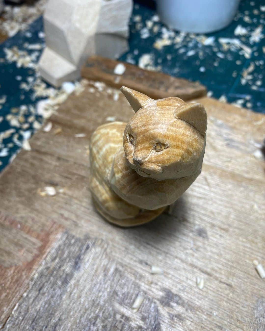 yamanekoさんのインスタグラム写真 - (yamanekoInstagram)「金曜日から個展です。 毎回ギリギリまで彫ってます。 小首傾げたかわい子ちゃん。  @neko_toka_sancha   #ねこ#ねこ部 #ねこすたぐらむ #猫彫刻#木彫り猫 #三軒茶屋 #個展#猫と暮らす幸せ #バンナイリョウジ #cat#catstagram #catsculpture #woodsculpture #catcarving #woodcarving #woodworking #ryojibannai」5月24日 18時33分 - yamaneko5656
