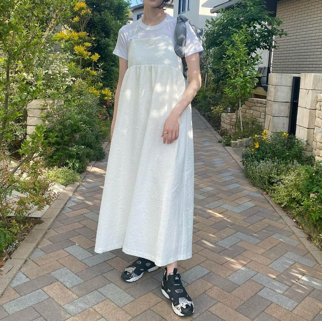 mar.ayaのインスタグラム：「とても暖かかった先週末🌱 マキシワンピ、夏本番になったら一枚で着るのが楽しみ🏖️ @urs_official 爽やかに一枚で着たくて白にしてみた！ ぽこぽこした素材感可愛い🤍 しっかり裏地付いてるのでペチなどいらない👌🏻 紐も調整できるので、サイズの幅も広いと思う。 . これもまた、10%OFFクーポン対象商品だそうですよ🕶️ 26日までなのでお見逃しなく！ . #urs #ユアーズ #urs_styling #urs_official #タイアップ #ふくれジャガードホルターキャミワンピース #春コーデ#大人コーデ」