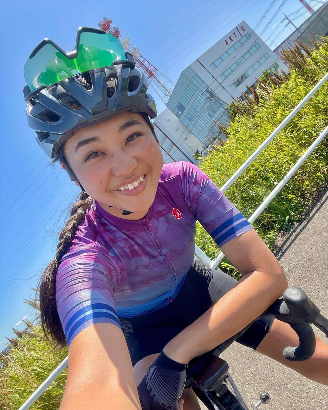 平良エレアのインスタグラム：「江戸川ライド85km 🚴‍♀️✨  今日は風めっちゃ強かったけど 天気良くてポカポカ🌞  そして卸したてのジャージ着てたから ライドのテンションは高くなるよね✌️ このグラデーションカラーがめっちゃ可愛い💜💙  今年のウィメンズのカステリジャージは 色合い派手なのも多いけど💡 パステルカラーで可愛いかったり どのシリーズもカラーが豊富🙋‍♀️💕 どの肌色でも似合う色合いが多いイメージだぞっ✨  #ロードバイク女子 #ロードバイク #ロードバイクのある生活 #カフェライド #LivCOMMITTED #わたしとLiv #LivJP」