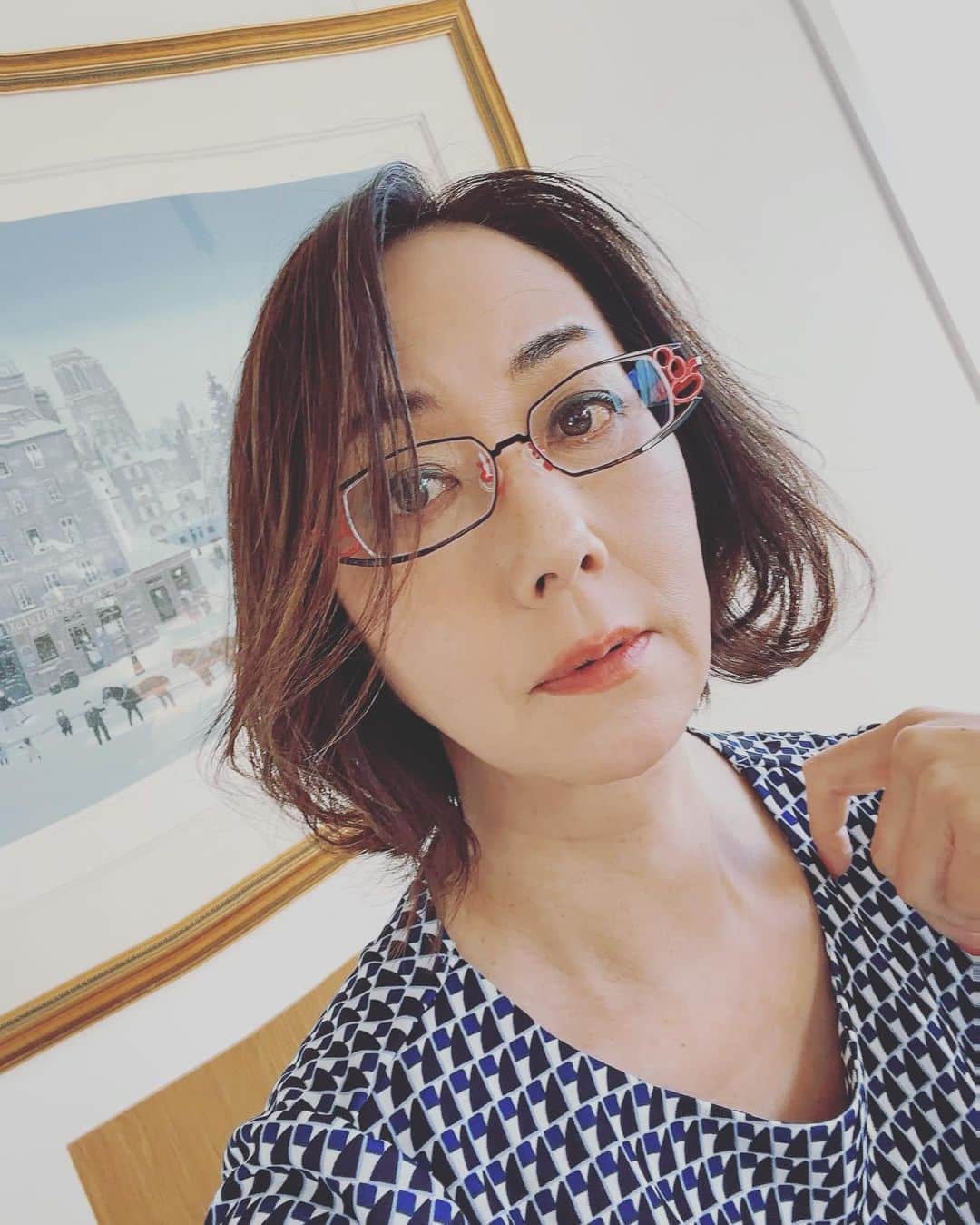 長野智子さんのインスタグラム写真 - (長野智子Instagram)「真ん中分けメガネ👓  綾野剛さん風を狙ってみました😎  母に似てきた🙄  コンタクトレンズライフから少しずつ卒業しようと、メガネ新調ブームが続いてます。。🧐  #カラーグラス は #ティファニー　#tiffany  赤いフレームは #takanoriyuge」5月24日 18時40分 - naganotomoko