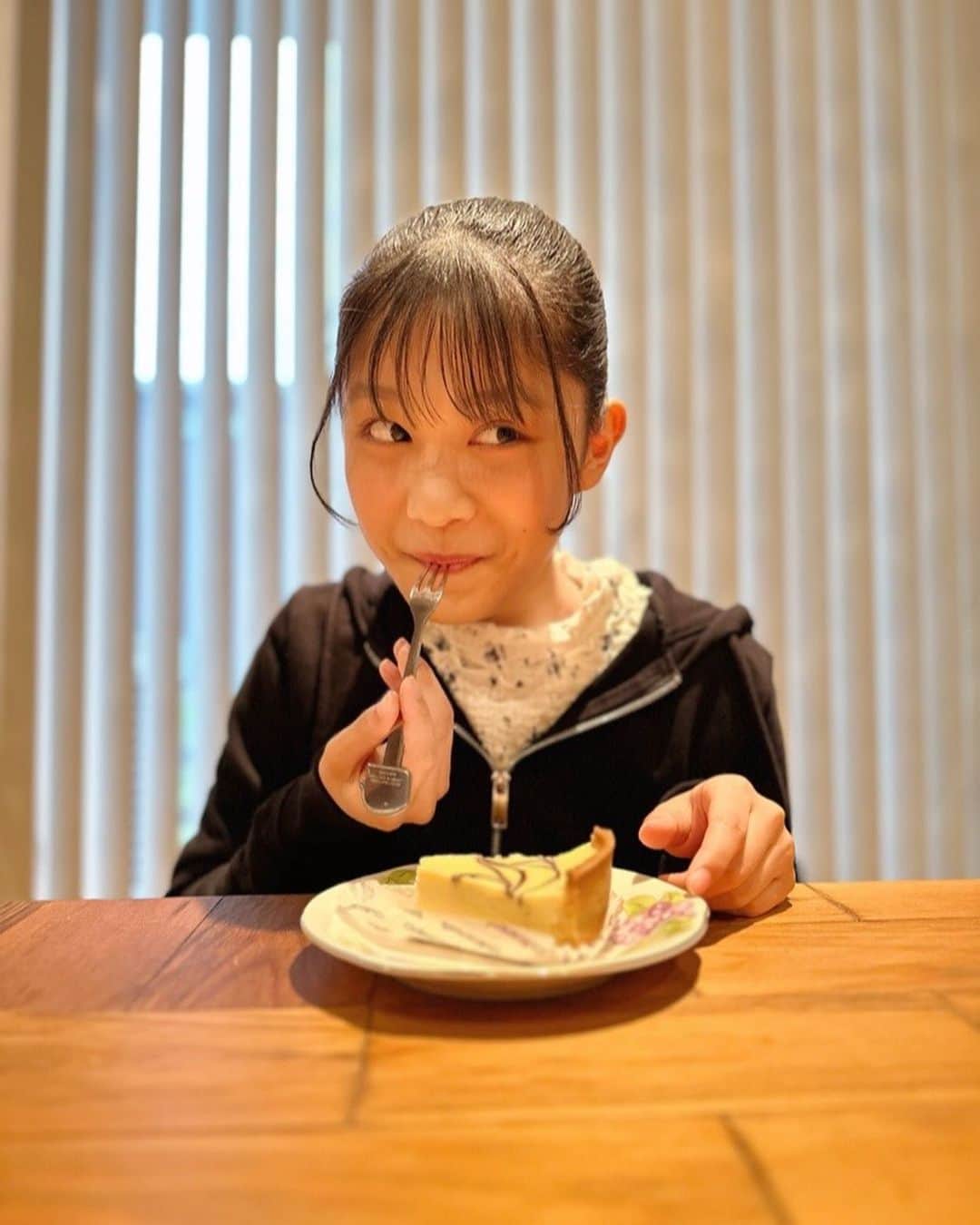 青山姫乃さんのインスタグラム写真 - (青山姫乃Instagram)「・ 皆さんこんにちは！ヒメノです👑🧡‬  シャトレーゼのチーズケーキを食べました🤤  チーズケーキを食べる時はいつも、 1cmずつちょびちょび食べてます笑  最近チーズケーキの冒険をしています！ 色んなお店のものを食べてメモにまとめているんです✍️  チーズケーキ最高‼️🤩  みんなのオススメのチーズケーキ教えてー✨  #ニコラ #nicola#ニコラ6月号発売中 #ニコラ6月号  #ニコモ #青山姫乃 #ヒメノ#チーズケーキ」5月24日 18時43分 - himeno_aoyama