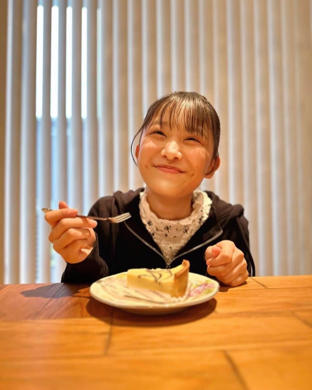 青山姫乃さんのインスタグラム写真 - (青山姫乃Instagram)「・ 皆さんこんにちは！ヒメノです👑🧡‬  シャトレーゼのチーズケーキを食べました🤤  チーズケーキを食べる時はいつも、 1cmずつちょびちょび食べてます笑  最近チーズケーキの冒険をしています！ 色んなお店のものを食べてメモにまとめているんです✍️  チーズケーキ最高‼️🤩  みんなのオススメのチーズケーキ教えてー✨  #ニコラ #nicola#ニコラ6月号発売中 #ニコラ6月号  #ニコモ #青山姫乃 #ヒメノ#チーズケーキ」5月24日 18時43分 - himeno_aoyama