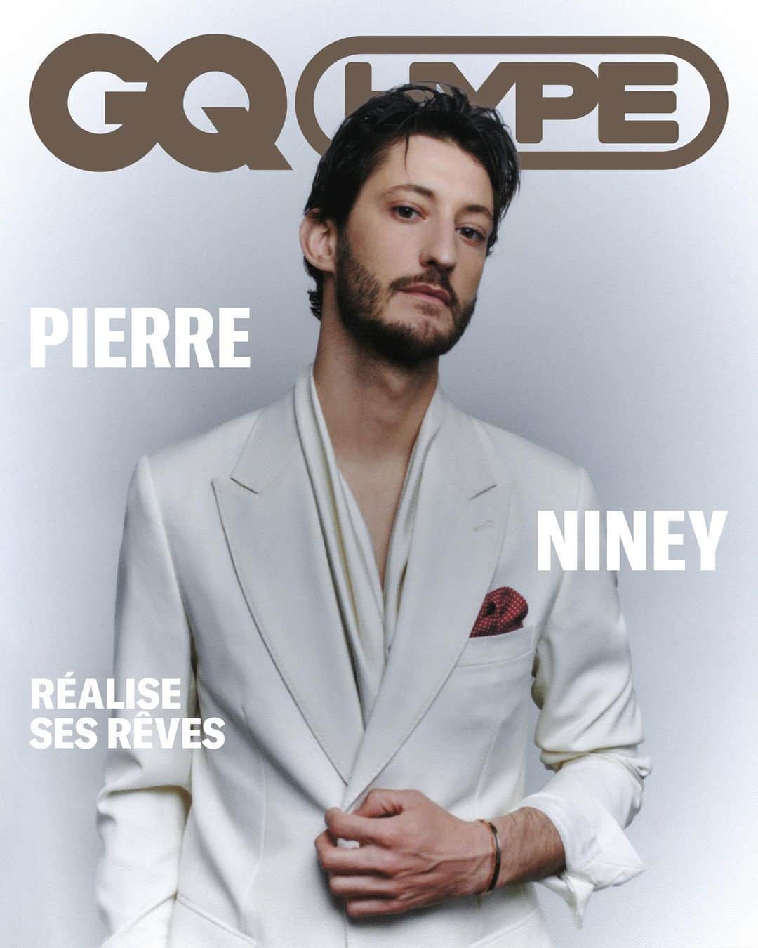 ピエール・ニネのインスタグラム：「Pierre Niney est à la Une de GQ Hype cette semaine. À l’affiche du film “Le Livre des solutions” de Michel Gondry, présenté à la Quinzaine des Cinéastes au #FestivaldeCannes, @pierreniney se met dans la peau du cinéaste qui le filme. Un défi passionnant et périlleux que cet acteur aux mille visages relève haut la main. Interview via le lien dans la bio @gqfrance.  -  This week on #GQHype: Pierre Niney. In Michel Gondry's film "The Book of solutions", presented at the Quinzaine des Cinéastes at the Cannes Film Festival, the French actor puts himself in the shoes of the filmmaker who films him. An exciting and perilous challenge that the actor takes up with flying colors. Hit the link in bio to read the interview.  Interview : @adamsncz_ Photographe : @mathieu.rainaud  Styliste : @jamesvthomas Hair : @etiennesekola Make-up : @lisalegrand_makeup Assistant photographe : @jeanromainpac Assistants stylistes : @amorefontaine & @luanashaus  #PierreNiney #Cannes2023」