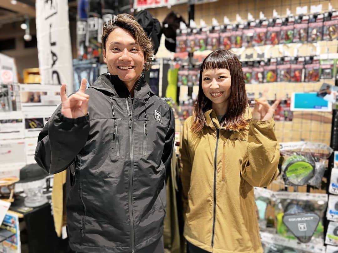 のインスタグラム：「約4日間の北海道滞在。 コルソ札幌 @corsosapporo での店頭イベントではたくさんのお客様がご来店くださり、GOOD・EGGシリーズ(@begoodfunegg )、ショアアイテム( @jackall_shore_salt )、アパレル( @jackall_field_gear )を手に取っていただく絶好の機会となりました👏🏻  ご来店いただき、ありがとうございました。  イベント当日はご自身のサブロッド、お子さんの初めてのロッド…ニーズは様々ですが、微力ながら皆さまへ最適なタックル提案をさせていただきました🙇🏻‍♀️  アパレルは入荷後、シェードフーディーなどが即完売👏🏻🙇🏻‍♀️ サイズや着用感などをお話ししたのも楽しかったなぁ☺️  引き続き、コルソ札幌ではGOOD・EGGシリーズを取り扱っていただいておりますので、ぜひお立ち寄り下さい🎣  イベント前日の釣り場調査にご協力いただきました @corsosapporo スタッフの齋藤様、フィールドアンバサダーの甲斐くん(@ryunosukekai )、村澤くん( @hikaru.jackall800 )ありがとうございました👏🏻  ＊＊＊＊＊＊  この滞在期間中に一番驚いたのは、北海道日本ハムファイターズの伊藤大海選手とお会いしたこと🤣 応援していますッ！  #jackall #begoodfunegg #釣り #釣りスタグラム #コルソ札幌 #北海道日本ハムファイターズ #伊藤大海  (ご本人より掲載許可いただいています🙇🏻‍♀️)」