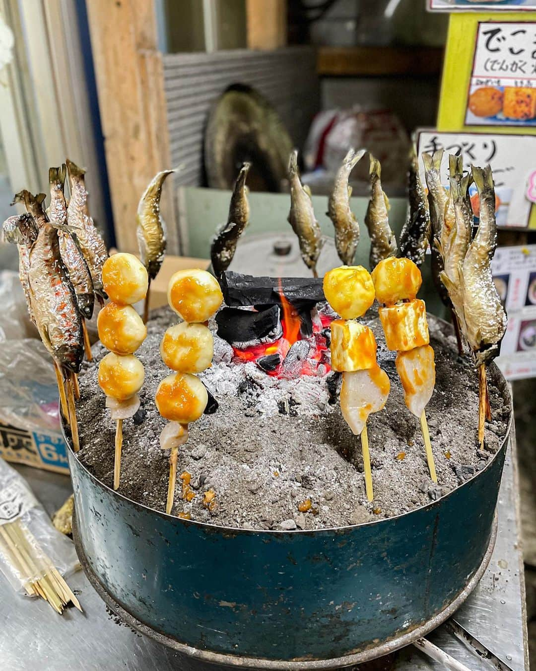 日野礼香さんのインスタグラム写真 - (日野礼香Instagram)「お魚くわえたCHIERUさん🐟 囲炉裏で焼きました、みたいな料理に弱い🫶🏻  #tokushima #naruto #japan #japantravel #japantrip #tokushima_photo #travelstagram #trip #travel #japanesefood  #徳島旅行 #徳島 #かずら橋 #国内旅行 #旅スタグラム #旅行好き #旅好き女子 #タビジョ #日本旅行 #絶景スポット #徳島グルメ #グルメ旅 #おだんご #グルメ #食べスタグラム #スカートで旅するchieru」5月24日 18時47分 - reicheru219