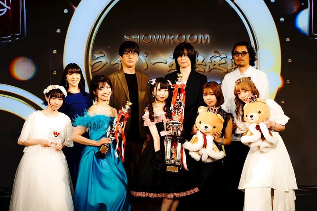 新保友映のインスタグラム：「先日は、SHOWROOMライバー王決定戦 2023 spring/summerのMCを担当させていただきました🎤✨  5名のアンバサダーの皆さん、殿堂入りライバーのAnnnnnaの空さん、MAYAさん、そしてファンリーグ部門を受賞された方々、おめでとうございました！  アンバサダーの皆さんが一緒に撮りましょーと言って下さり🥹👑✨みなさんの中にお邪魔させていただきました💕  努力やファンの方への愛に溢れる、MAYAさんも、葵乃まみさんも、いつも慕ってくださり、写真もありがとうございます🎀  皆さんの喜びの言葉感謝の言葉に今回もたくさんのエネルギーをいただきました✨  #SHOWROOM #アンバサダー #ライバー #ライバー王  #MC #アナウンサー  #フリーアナウンサー」