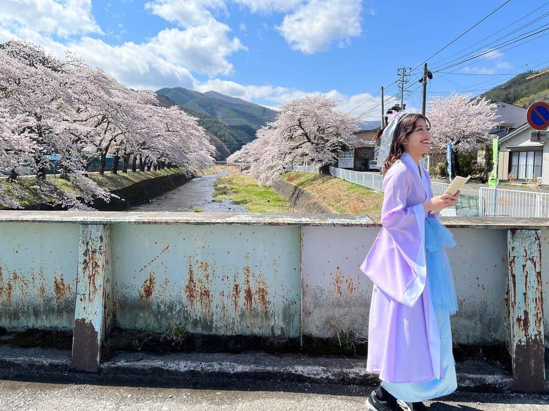 木月あかりさんのインスタグラム写真 - (木月あかりInstagram)「お知らせ📢  映画　釜石ラーメン物語  2023年7月8日より、新宿K's cinemaほか全国順次公開！ です！ 今回YouTuberマリリン役で出演いたしました。 YouTuber役、とっても難しくて試行錯誤でしたがハイテンションで乗り切りました。  桜が綺麗な時期の撮影で、癒されました。 2枚目はどこに向かって走っているのだろうか、、、笑  是非ご覧ください😊✨  #釜石ラーメン #釜石」5月24日 18時48分 - akari_kizuki