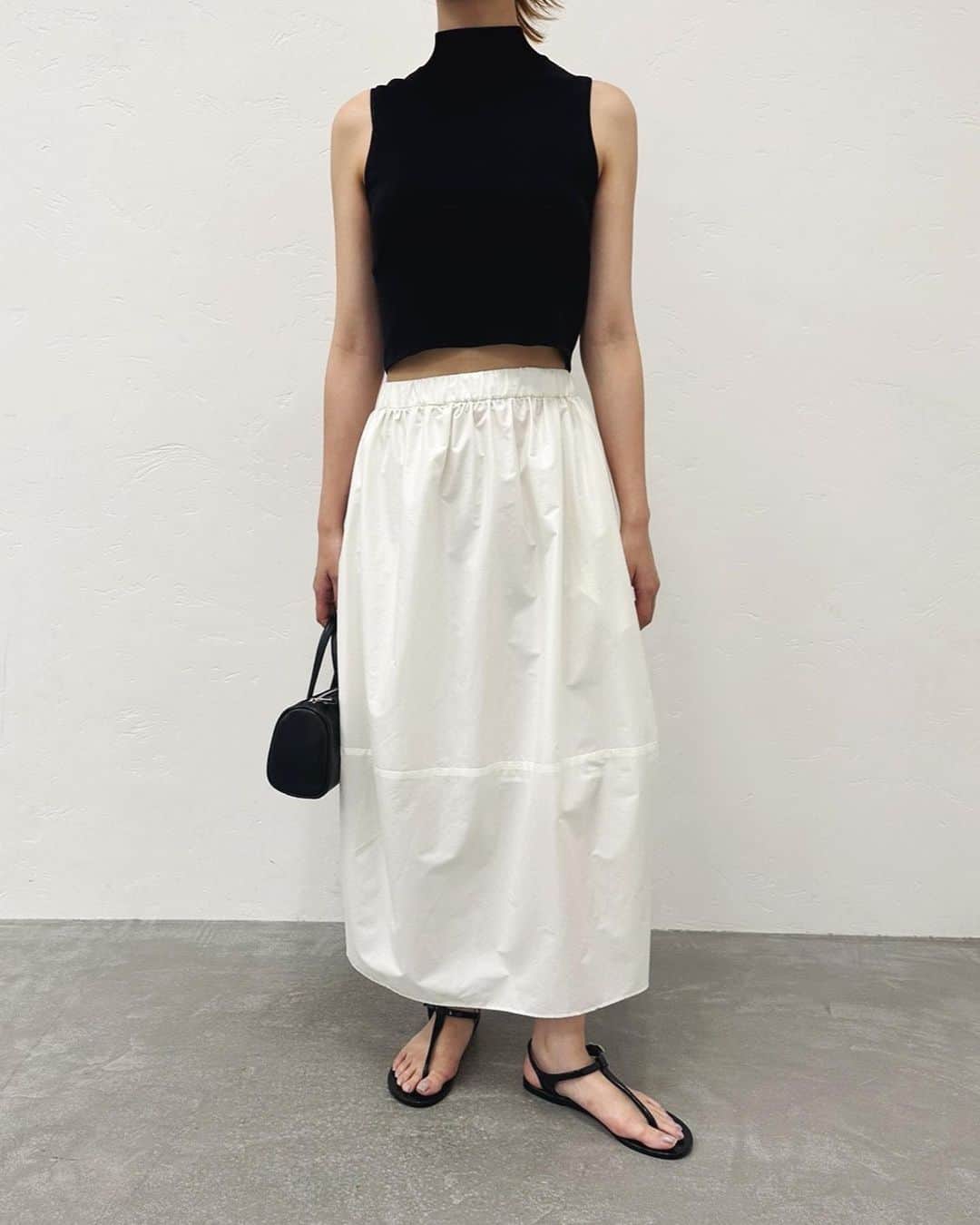 エディットフォールルさんのインスタグラム写真 - (エディットフォールルInstagram)「.  LULU new summer skirt🐚🍹 coccon volume skirt  5.26 (fri.) 11:00 new in   col:white,black ¥20,000+tax  軽く、涼しい暑い夏にぴったりなスカートが登場🐠❤︎  シンプルだけど1枚で映える、コクーンシルエットのスカート。  ブラックのレザーライクな質感もポイントです。 細番手を高密度に織り上げた生地を使用、きれいな表面感で高級感のある質感です。 カジュアルになりがちな春夏シーズン、パリッと品のある質感のスカートが1枚あると便利です。  .」5月24日 18時49分 - editforlulu_official