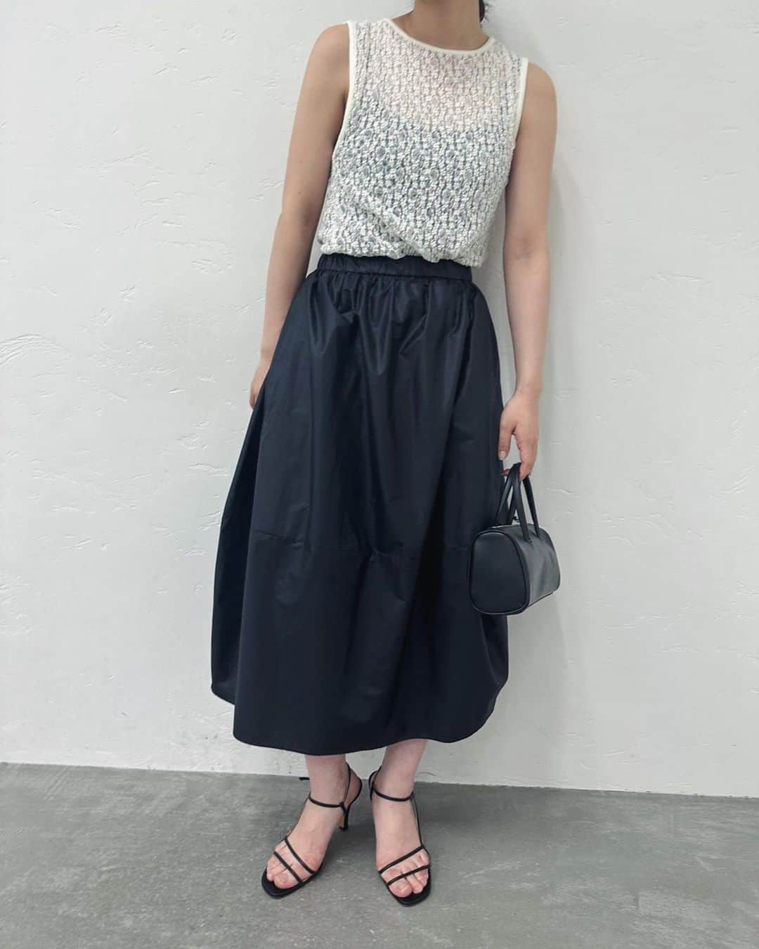 エディットフォールルさんのインスタグラム写真 - (エディットフォールルInstagram)「.  LULU new summer skirt🐚🍹 coccon volume skirt  5.26 (fri.) 11:00 new in   col:white,black ¥20,000+tax  軽く、涼しい暑い夏にぴったりなスカートが登場🐠❤︎  シンプルだけど1枚で映える、コクーンシルエットのスカート。  ブラックのレザーライクな質感もポイントです。 細番手を高密度に織り上げた生地を使用、きれいな表面感で高級感のある質感です。 カジュアルになりがちな春夏シーズン、パリッと品のある質感のスカートが1枚あると便利です。  .」5月24日 18時49分 - editforlulu_official