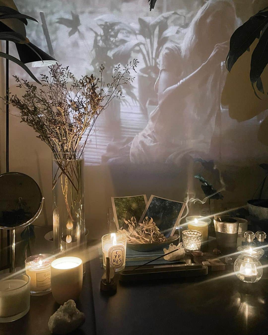 のインスタグラム：「Home Meditation🧘🤍  なぜ、インナーチャイルドの解放が、 大人（ 精神的に大人 ）になってからではないとできないのか。  子供の頃に、感じた恐怖やトラウマは、 物事を片一方（ 自分視点 ）からしか 捉えられていないから起こる事🍃  子供の頃は誰しもが、経験も知識もないから、 自分視点の物事の捉え方しかできない為に、 大半の人が、この現象を体験していると思います😌  恐怖や、怖さという感情は、 自分自身が作り上げているだけであって、 ホラー映画を見ても、怖い人と、怖くない人がいる様に、 全ての物事は、自分の内側に存在している 価値観や概念によって、感情が働いて、構成されているだけのもの🌱  知らない事には、自己の防衛反応が起きて、恐怖の感情が働く。  それは、自分を守る為の制御システムで、 誰しもが備わっているもの🌿  インナーチャイルドのブロック、恐怖も 自分自身の感情が作り出している “ 虚像 “ に対して 怖がり、制御したいと保身のブロックが働く為🤲  親や〇〇が怖い。 ↓ 親や〇〇は敵。 ↓ 心を閉ざす。ブロックする。  というのは、 上記で記した様に、自分視点でしか物事を捉えられておらず、 知らないからこそ、ブロックしてしまう保身の状態。  親や〇〇は、本当は自分の事を思ってくれていて、 寄り添いではなく、愛の厳しさによって、 怖さを与えてくれていたのかもしれない。  もしくは、親や〇〇自身が心が満たされておらず、 自分事にしかフォーカスがいかない事によって 相手に愛を与えられず、 保身の為の自分に向けた愛によって 厳しく恐怖を与えてしまったのかもしれない。  前者は、物事を違う方向から捉え、 自分の為の愛だったんだと気づく事によって、 ブロックを解放できる✨ この場合のインナーチャイルドの解放・癒しは、とても簡単☺️  難しいのが後者の場合で、 その場合、精神的に大人な状態 （ 自分以外にも愛を与えられる段階 ）に なっていないと厳しいと感じました🌿  心が満たされておらず、 苦しんでいる状態の相手（ 親や〇〇 ）の事を、 自分の愛の大きさによって、 包み込んであげる事によってではないと ブロックを解放する事ができないから。  大人になってからではないと、それが難しいのは、 子供の頃は、他者の心を満たすよりも 自分の心が満たされたい気持ちを優先してしまうから🍃  精神的に自立して、自分の心を自分で満たせるようになり、 他者の心も満たせる余裕、愛を与えられる余裕ができた 精神レベルの段階に入らないと、 相手の苦しみを自分の愛の大きさによって包み込む事は難しい。  だから、インナーチャイルドの解放は、 年齢的に大人であっても、 精神的に大人になってからではないとできないのだと🥺🌿  自身の保身に行動理由が、なってしまっている段階では インナーチャイルドの解放は、難しい。  “ 保身が故に、インナーチャイルドを形成しているから。 ”  相手を理解しようとする、手を差し伸べる 尊重する気持ちが生まれていない段階では 常に保身が働き、ブロックを形成し続ける。  相手の愛を尊重する事、受容する事こそ、 ブロックを解放する手助けをしてくれる☺️🫶✨  相手の自分本位な愛であっても、 それを包み込む自分の愛の深さが在れば、 何の問題もなく解放できる事🌿  結局は、愛なんだな〜と、 深掘りしていって感じた時に、うるっときた🥺🤍  愛で問題が解決するって、本当にすごい。  自分に対する愛、他者に対する愛。  この世には、様々な愛があるけれど、 全ての感情や、行動理由って愛が根源でしかなくて、 それが自分に向いている愛でも、 他者から愛だと受け取られたら、それは愛に。 他者に向いている愛でも 他者から愛だと受け取られなかったら、それはエゴに。  愛とエゴが表裏一体だというのも、こういう事か！ とハッとしました🥺笑  様々な愛を尊重して、エゴだと捉えない事こそ、 自分の愛の深さを深められて、 分離ではなく調和に向かえるのだな〜🌏🤍  寛容な精神で、様々な物事を静観する事🧘🌱  最近、脳みそが活性化しすぎて、 沸騰する事がたくさん🤯笑  このアウトプットが、誰かの気づきや、 愛の拡大の手助けになります様に🧚🏻‍♂️🎶」