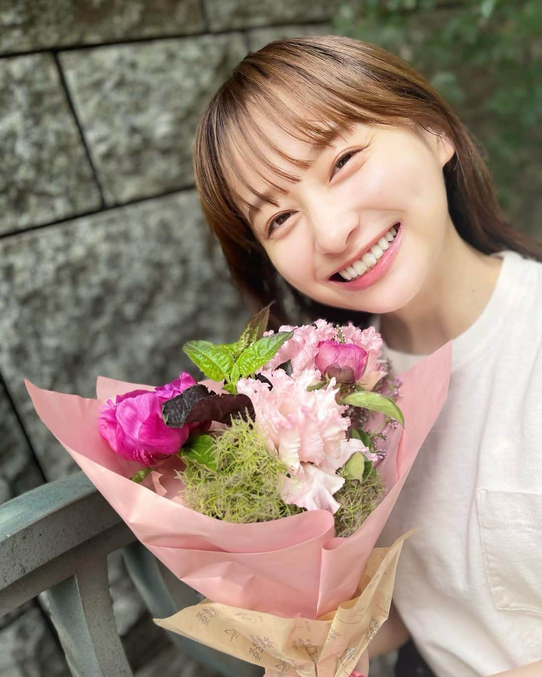 影山優佳さんのインスタグラム写真 - (影山優佳Instagram)「5月8日の誕生花のひとつにベルフラワーがあるのですが、  その花言葉が「誠実・感謝・楽しいおしゃべり」なんだそうです。  楽しいおしゃべり☺️ なにそれかわいすぎる☺️ ぜひ私と楽しいおしゃべりしてください☺️  #花言葉 #ベルフラワー #花束 #サプライズ #みくふぉと #嬉しい ☺️ #日向坂46 #金村美玖 #影山優佳 #kagegram」5月24日 18時49分 - kageyamayuka_official