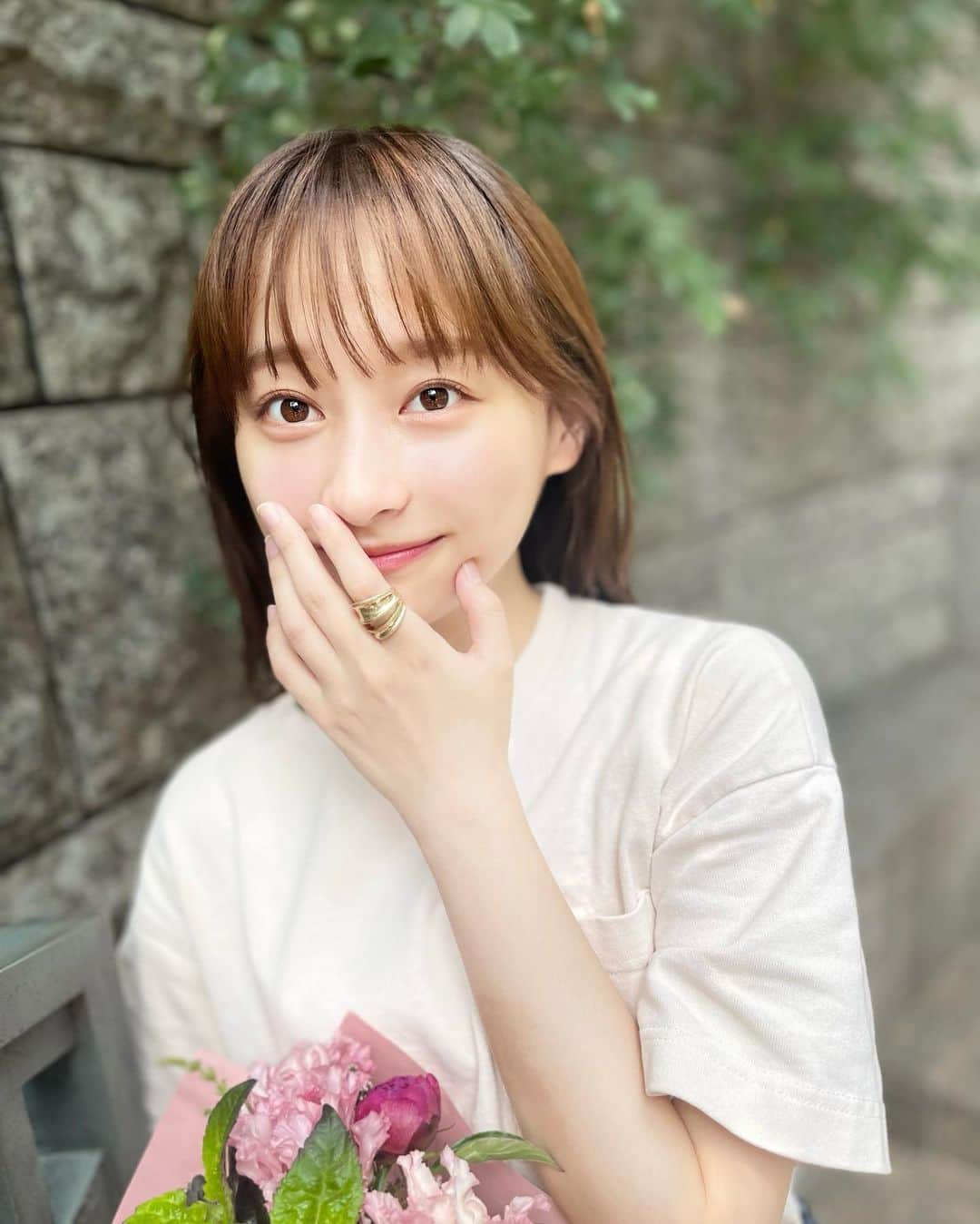 影山優佳のインスタグラム：「5月8日の誕生花のひとつにベルフラワーがあるのですが、  その花言葉が「誠実・感謝・楽しいおしゃべり」なんだそうです。  楽しいおしゃべり☺️ なにそれかわいすぎる☺️ ぜひ私と楽しいおしゃべりしてください☺️  #花言葉 #ベルフラワー #花束 #サプライズ #みくふぉと #嬉しい ☺️ #日向坂46 #金村美玖 #影山優佳 #kagegram」