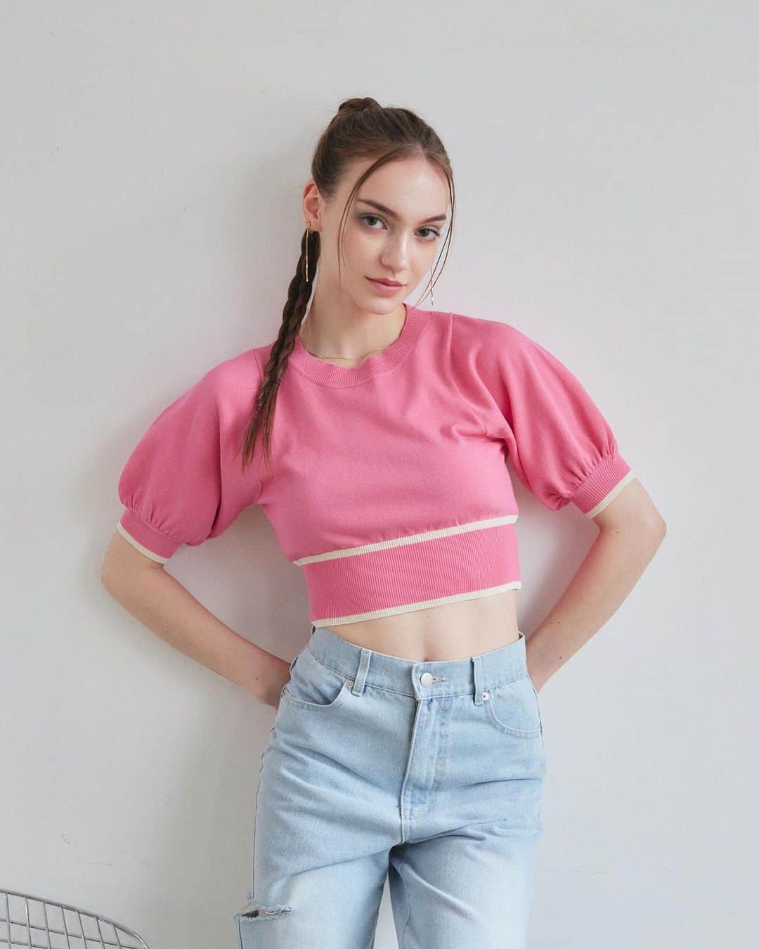 Vannie Officialのインスタグラム：「VANNIE U 2023 summer COLLECTION  vol.02 ⁡ 🏷item ▪︎パイピングパフショートニット black │ pink │ other │ ¥5,940 tax in  ▪︎スリットストレートデニムパンツ  light blue │ navy │ pink │ ¥4,290 tax in ⁡ #vannie_u #ヴァニーユー #zozoでしか買えない」
