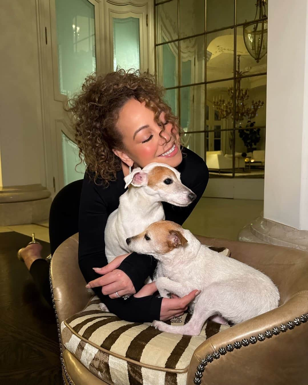 マライア・キャリーさんのインスタグラム写真 - (マライア・キャリーInstagram)「A little moment before the studio 🐶🐶🐶🐶❤️」5月24日 19時01分 - mariahcarey