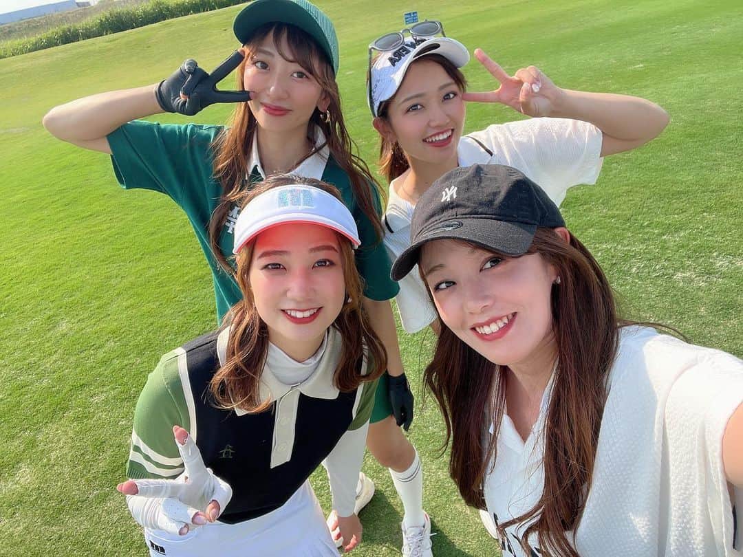 SARAKIMISAKIのインスタグラム：「大好きなみんなとゴルフ⛳️❤️  本当に一生喋ってゴルフしてたのに なんでみなみは72で回ってるんだろう🤣✨  仕事もバタバタで悩むこともあるけど 本当に素敵な友達が支えてくれることが 何より嬉しいし励みになる✨  いつもありがとう❤️ 私が強くいられるのは 支えてくれている仲間・友達がいるからだと心から思う🫶🏻  これからもそんな人達を大切に生きていきたいし 誰かが困ったときはいつでもどこでもチカラになりたいし、そんな人でいられるように頑張りたいな🥹🫶🏻  . . . .  #ゴルフ #ゴルフ練習 #ゴルフ練習場 #ゴルフ女子 #ゴルフウェア #ゴルフコーデ #ゴルフ女子コーデ #ゴルフ場  #ゴルフ好きな人と繋がりたい #ゴルフ好き #golf #golfwear #golfswing #golfwear #golffashion #golfstagram #골프 #골프스타그램 #골프장 #라운드 #골프스윙  #高尔夫球 #高尔夫 #กอล์ฟ」