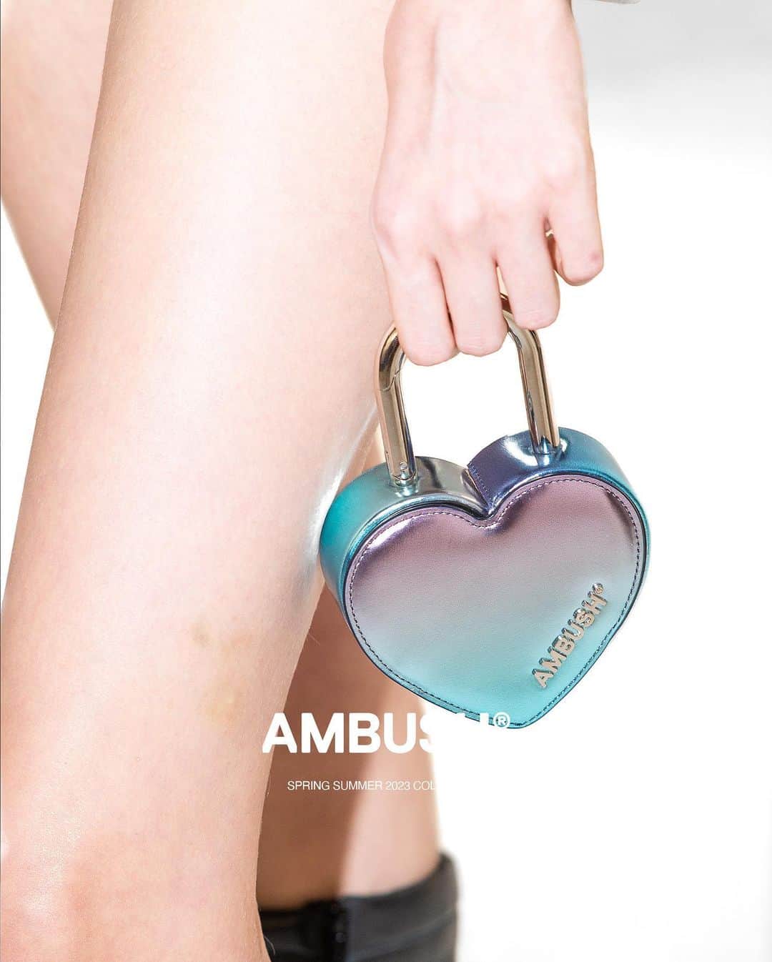AMBUSHさんのインスタグラム写真 - (AMBUSHInstagram)「Our #AMBUSH HEART PADLOCK BAG is miniaturized. 💜💙 🖤」5月24日 18時55分 - ambush_official