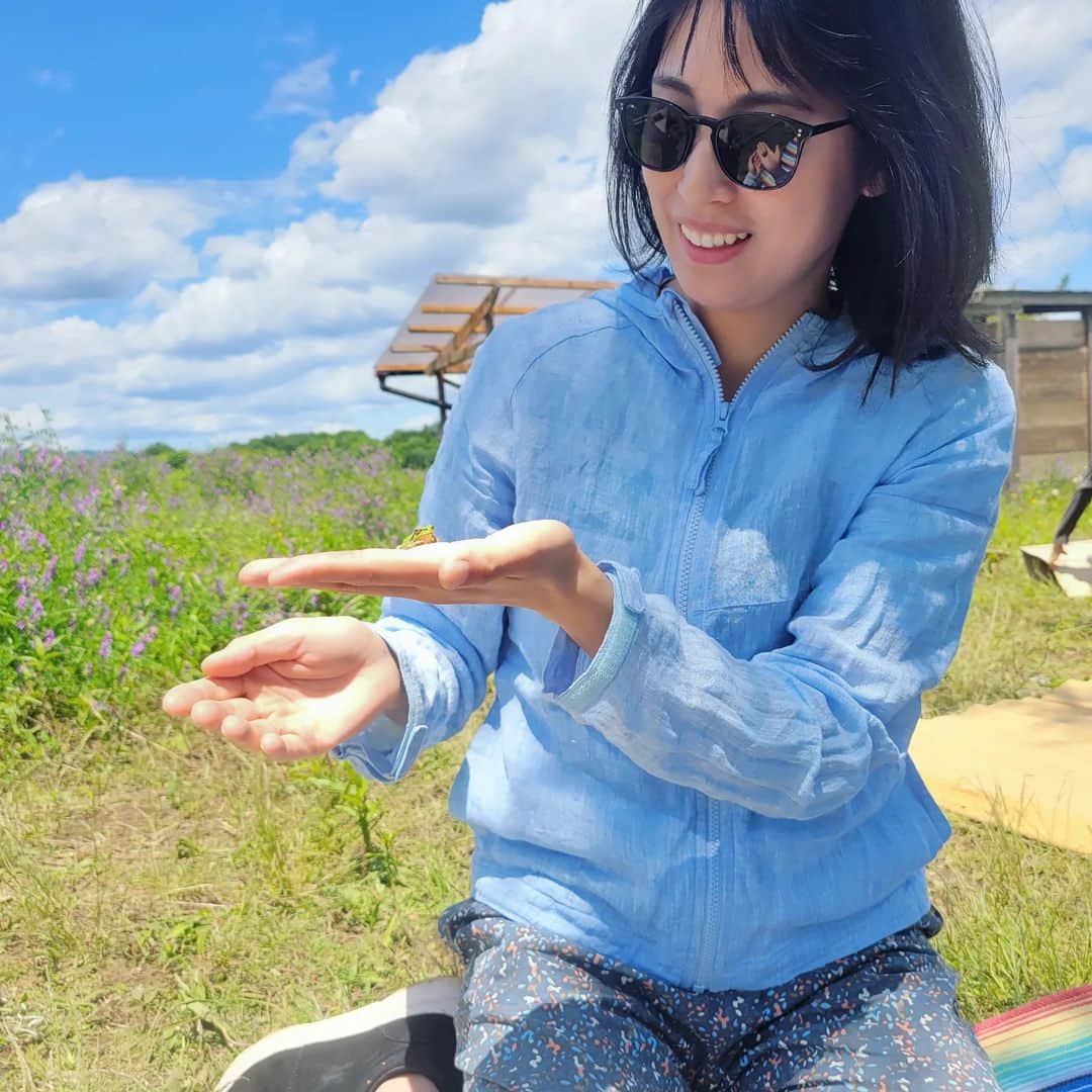 本仮屋リイナのインスタグラム：「カエル捕まえました〜！🐸⁡ ⁡(苦手な方はスワイプしないでください🙇‍♂️)⁡ ⁡ ⁡⁡ランチにいただいたそら豆に似ていることから、このカエルちゃんを”そら豆”と命名🐸⁡⁡ ⁡ ⁡#達者でな」