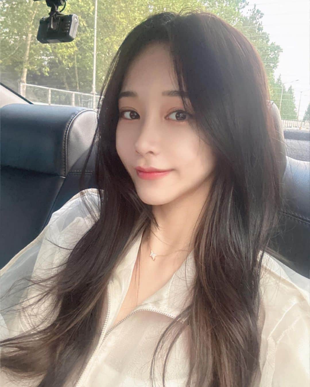 ジナ のインスタグラム：「화장 바꿔봤는데🙄」