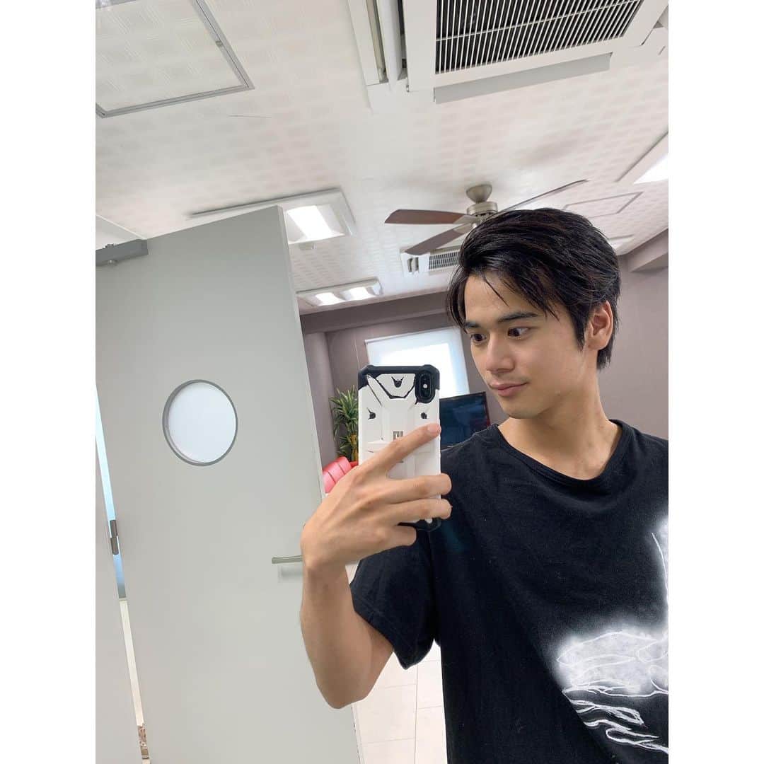 島村龍乃介のインスタグラム：「今日は事務所に来てました〜 最近暑すぎ。。 みなさん水分補給忘れずに〜😫」