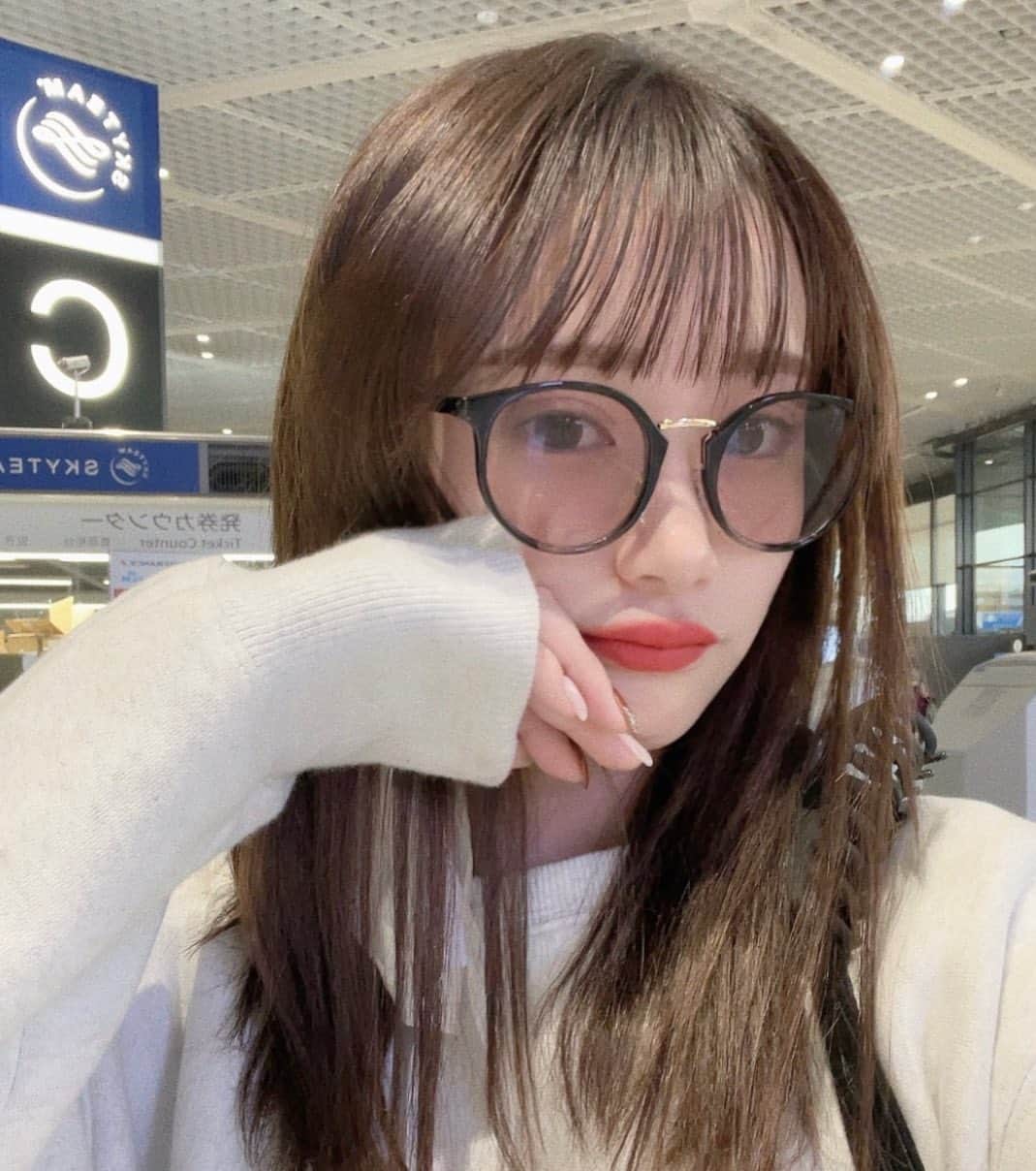中野妃菜のインスタグラム：「たまには自撮りも♡ 空港の日はすっぴんだからメガネとかつけるよ☺︎」