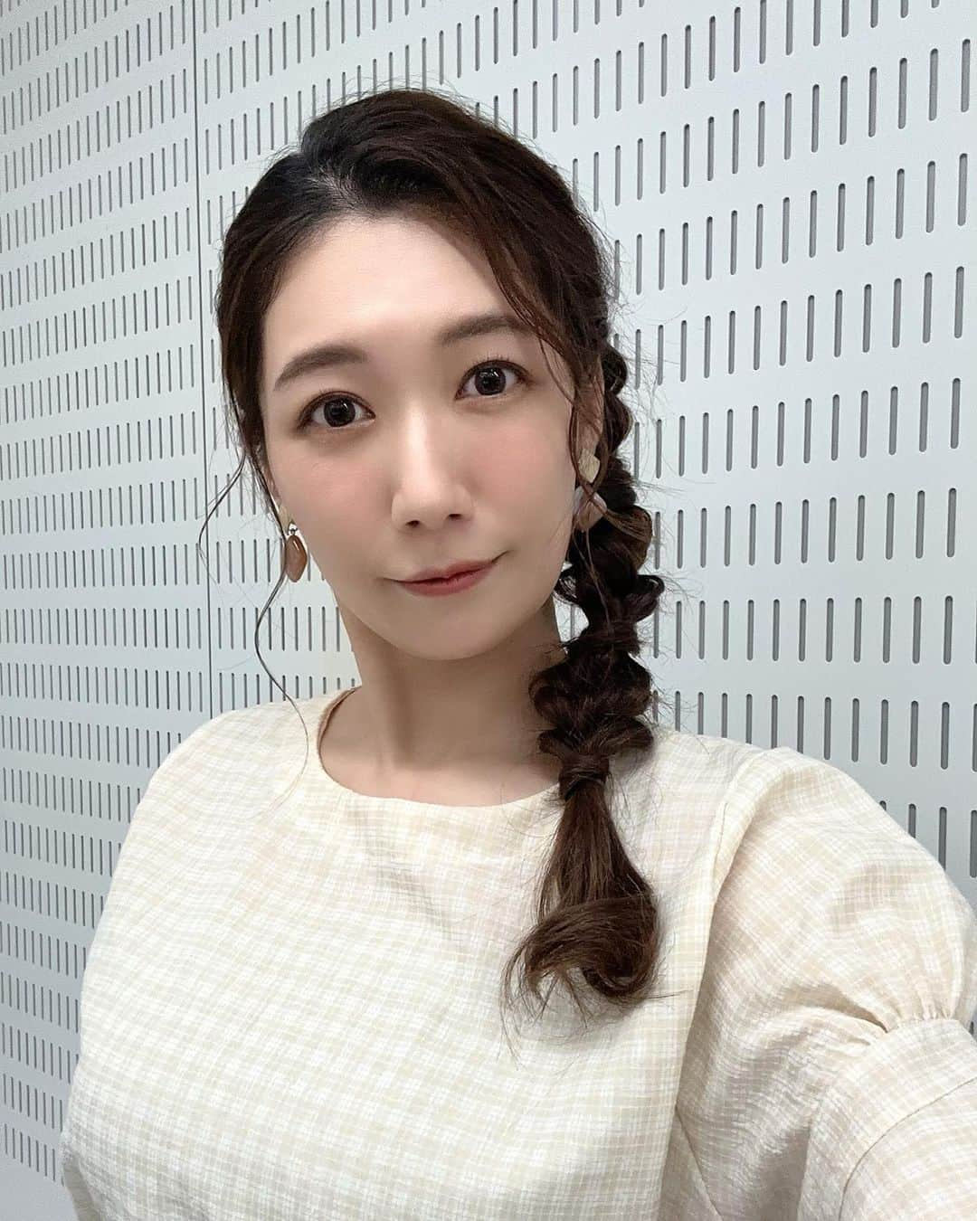 穂川果音さんのインスタグラム写真 - (穂川果音Instagram)「hair style  サイド編み下ろしヘアだよ😊  #ヘアアレンジ　#編み下ろし　#編み下ろしアレンジ #アベプラ　#hairarrange #イヤリング　#earrings #サイド編み下ろし」5月24日 18時58分 - hokawakanonn