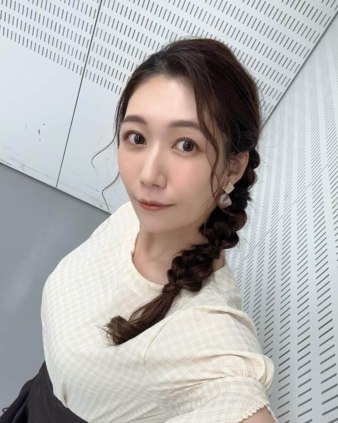 穂川果音さんのインスタグラム写真 - (穂川果音Instagram)「hair style  サイド編み下ろしヘアだよ😊  #ヘアアレンジ　#編み下ろし　#編み下ろしアレンジ #アベプラ　#hairarrange #イヤリング　#earrings #サイド編み下ろし」5月24日 18時58分 - hokawakanonn