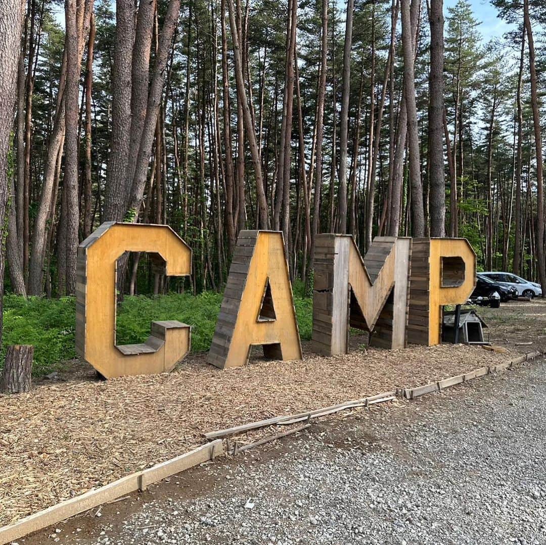 入来茉里さんのインスタグラム写真 - (入来茉里Instagram)「サウナ旅 ② 1枚目 慣れないキャンプに 何を着ればいいのかわからず キャンプ特集で見かけた『ワークマン女子』で買った服たち。機能性ばっちり。  2枚目 @misakiayame と @makii.arai のおかげで行けました。あ、マロン🐶も。  3枚目 @folkwood_campground  に着いたらすぐ目に入る文字、CAMP♡  4枚目 一生、組み立てられなかった椅子 @makii.arai に なにしてんの？って言われた。 いや、組み立ててるの。笑  5枚目 ここで買えるミールキットのパエリア🥘 本格的で美味しかった〜！ @obucamp さん ありがとう☺️  6枚目 焚き火🔥マシュマロ焼いた  #キャンプ #キャンプコーデ  #キャンプ飯  #キャンプ記録 #ワークマン女子 #workman #workman女子 #folkwoodvillage #パエリア #キャンプ女子 #焚き火 #山梨」5月24日 18時58分 - iriki.mari_official
