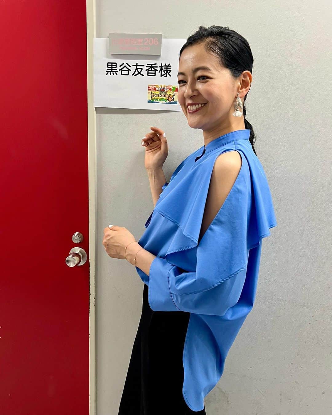 黒谷友香のインスタグラム：「皆さん、こんばんは！ 明日はケンミンショー✨🗾😄 皆さんは、どこ出身ですか？ともねぇは大阪なので、 大阪府民代表で出させてもらいました〜🐙😆 愛すべき大阪府民の特性、皆さんも是非、番組を観て笑ってくださいネ🤗  5月25日(木)21:00~O.A ytv「秘密のケンミンSHOW極」 https://www.ytv.co.jp/kenmin_show/  番組放送後はTVerでチェックしてね😁  #ralphlauren#poloralphlauren#乗馬#馬#東京#tokyo#sdgs#ログハウス#着物#ハーブ#地球温暖化#ガーデニング#LOVOT #ラボット#mediaid#diy#日本#日産 #nissan#EV#日産ariya#ai#大鵬薬品工業#バップフォーレディ#エビス#プレミアムケアハブラシ#いち瑠#黒谷友香」