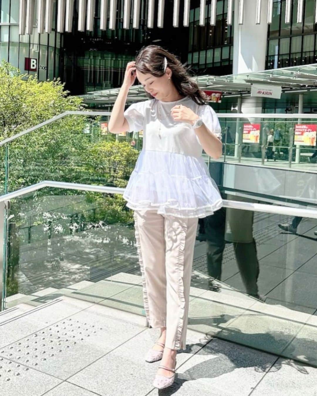 Okada Reinaのインスタグラム：「本日から @wjri.o.urbanmarket にてPopupが始まりました🤭💗 朝のオープン前にスタンバイいただいたり、ご試着もお待ちいただきありがとうございました😊  今日の店頭コーデ🤍 チュールティアードカットソーはこちらの白と黒がどちらもすごい人気です😳❗️ 夏のお出かけや旅行にも✈️最適なトップス🤭」