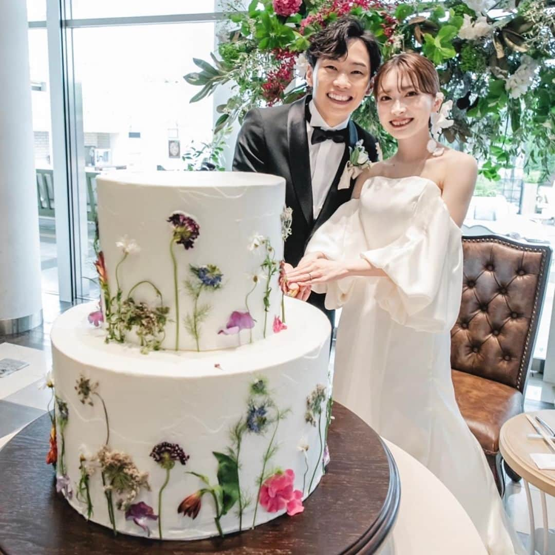 みんなのウェディングさんのインスタグラム写真 - (みんなのウェディングInstagram)「. . ˗ˏˋWedding Cake...♥ ˎˊ˗ . こんばんは🌙みんなのウェディングです☺️ ⁡ 本日は、ぐるっとどこから見ても可愛すぎる #押し花ケーキ アイデアをお届け♥  ぜひ #ウェディングケーキデザイン の参考にご覧ください◎  ⁡♡-----Special Thanks-----♡ @0401ttori___wd さま @em_wd1024 さま @nozomi06042021 さま @thk_wed さま @meinomamani.wd さま  -------------------------------------------- 🌷結婚式準備に役立つ情報を更新中 　@minnano_wedding 🔗をcheck🕊️ ・ 🌷結婚式準備のお悩みや式場＆ドレスの予約相談は 《みんなのウェディング相談デスク》へ🕊️ ・ 🌷結婚式場の口コミ・本物の費用明細は 《みんなのウェディング》結婚式場検索へ🕊️ --------------------------------------------  #ウェディングケーキ #フラワーケーキ  #お花ケーキ  #会場装花 #ゲストテーブル装花 #高砂装花 #高砂装飾 #ゲストテーブル装飾 #結婚式演出 #結婚式余興 #ゲスト参加型 #披露宴演出 #披露宴演出アイデア #ゲスト参加型演出 #オリジナル演出 #ケーキ演出 #カラードリップ #和婚演出 #和装演出 #ケーキバイトの代わり #2023冬婚 #2023春婚 #2023夏婚 #2023秋婚　 #結婚式準備 #プレ花嫁 #プレ花嫁さんと繋がりたい」5月24日 19時00分 - minnano_wedding