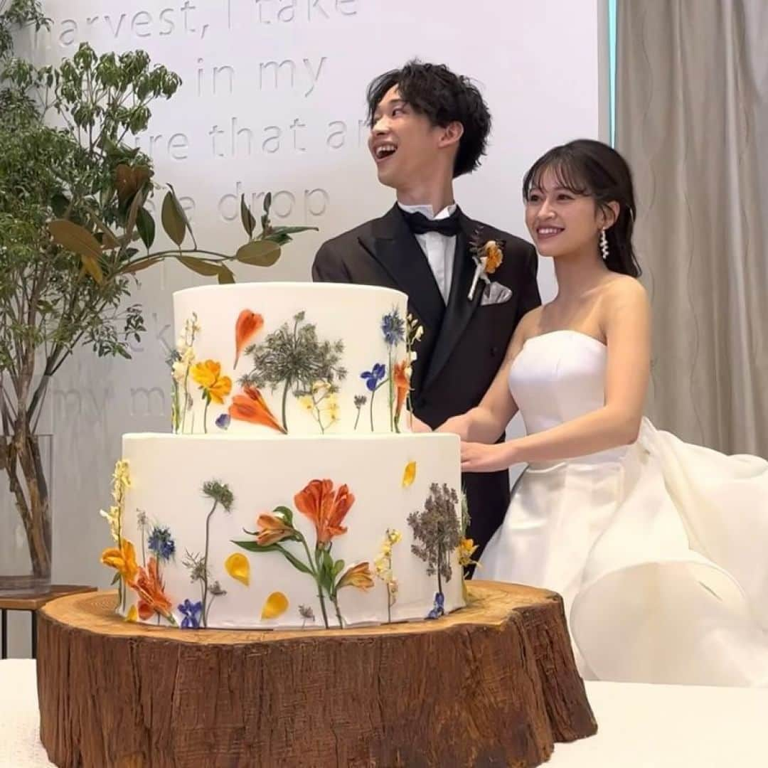 みんなのウェディングさんのインスタグラム写真 - (みんなのウェディングInstagram)「. . ˗ˏˋWedding Cake...♥ ˎˊ˗ . こんばんは🌙みんなのウェディングです☺️ ⁡ 本日は、ぐるっとどこから見ても可愛すぎる #押し花ケーキ アイデアをお届け♥  ぜひ #ウェディングケーキデザイン の参考にご覧ください◎  ⁡♡-----Special Thanks-----♡ @0401ttori___wd さま @em_wd1024 さま @nozomi06042021 さま @thk_wed さま @meinomamani.wd さま  -------------------------------------------- 🌷結婚式準備に役立つ情報を更新中 　@minnano_wedding 🔗をcheck🕊️ ・ 🌷結婚式準備のお悩みや式場＆ドレスの予約相談は 《みんなのウェディング相談デスク》へ🕊️ ・ 🌷結婚式場の口コミ・本物の費用明細は 《みんなのウェディング》結婚式場検索へ🕊️ --------------------------------------------  #ウェディングケーキ #フラワーケーキ  #お花ケーキ  #会場装花 #ゲストテーブル装花 #高砂装花 #高砂装飾 #ゲストテーブル装飾 #結婚式演出 #結婚式余興 #ゲスト参加型 #披露宴演出 #披露宴演出アイデア #ゲスト参加型演出 #オリジナル演出 #ケーキ演出 #カラードリップ #和婚演出 #和装演出 #ケーキバイトの代わり #2023冬婚 #2023春婚 #2023夏婚 #2023秋婚　 #結婚式準備 #プレ花嫁 #プレ花嫁さんと繋がりたい」5月24日 19時00分 - minnano_wedding