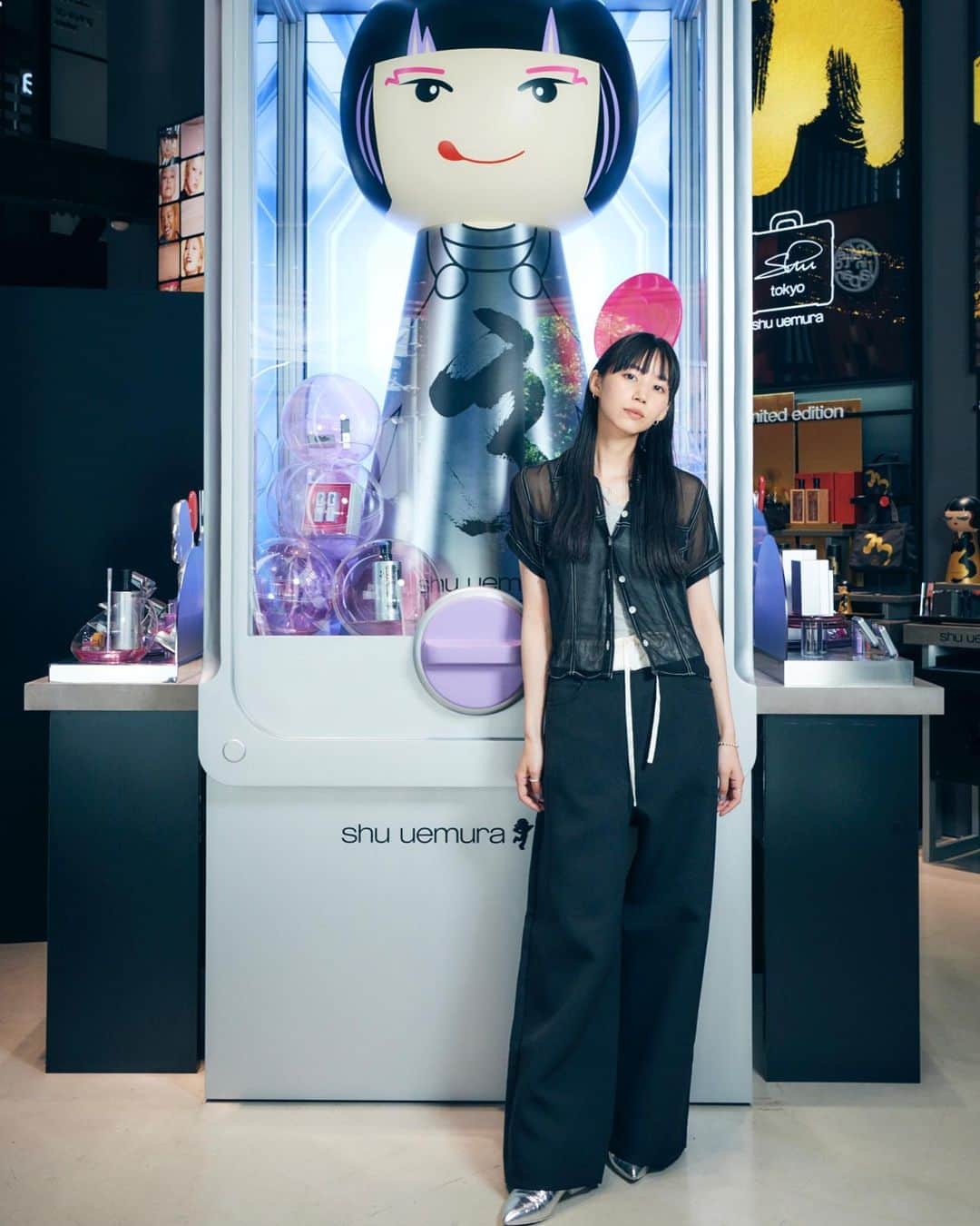 Shiho Sasakiのインスタグラム：「shu uemura×ペコ コレクション🍭💓  あの、不二家ペコちゃんとのコラボレーション！🎀 きらっきらのアイシャドウパレットにとっても気分が上がった💎 このシリーズのコスメ達、ほんのり甘いキャンディーの香りがするのも、きゅん🍬  公式online shop,フラッグシップストアにて5/25〜先行発売だそうです💓  #shuuemura」