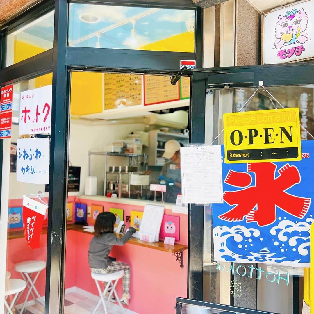 デパぐるッ！福岡さんのインスタグラム写真 - (デパぐるッ！福岡Instagram)「日本風アレンジで食べやすい！ 福岡市中央区天神にあるホットク専門店「モグ子」  天神に2023年3月30日にオープンした、韓国屋台の定番「ホットク」の専門店✨  「ホットク」は、もっちりとした食感が特徴😋  「ハットグ」も有名な韓国グルメですが、これはまた別物！  『モグ子』では、福岡県産の小麦や熊本県産のもち粉を使用した、日本人の味覚に合うように作られた“ジャパニーズホットク”が楽しめます◎  ピンクを基調とした明るい店内には、キュートなイラストが満載♡　  テイクアウトがメインですが、店内のイスが空いていればその場で食べることもできますよ👌  お店の詳細はARNEの記事でチェック！ プロフィールからARNEのサイトへ飛べますよ♪ 👉🏻『@arne_gourmet』  ARNEグルメで 福岡の美味しいグルメ情報を毎日配信中！ ぜひお気軽にフォローしてくださいね😉 ___________________________ @tyforgram さんのご紹介です♪  #ARNE福岡 #福岡グルメ#グルメ #福岡カフェ#福岡スイーツ #福岡ごはん#ごはん #福岡カフェ巡り#福岡ランチ #福岡旅行#福岡観光 #福岡#福岡県#fukuoka #カフェ#ランチ#ディナー #グルメ好きな人と繋がりたい #グルメスタグラム #福岡食べ歩き#福岡グルメ部 #福岡めし#福岡ご飯 #福岡好きな人と繋がりたい #天神グルメ#韓国グルメ #福岡テイクアウト#福岡スイーツ部 #モグ子」5月24日 19時00分 - arne_gourmet