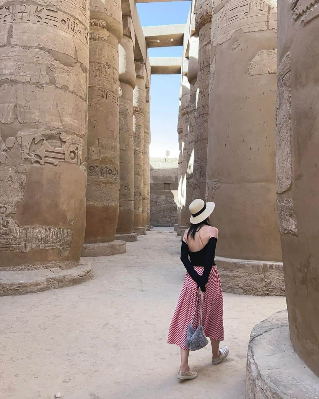 のインスタグラム：「#Repost @chicchiccheek  Discovering the ancient Egypt, fashion blogger Lulu carried #ANTEPRIMA #SS23 TWIST #WIREBAG as her traveling partner. Exquisitely handknitted to form a structured silhouette, this #WIREBAG illustrate the bold side of a modern woman like Lulu.   Shop the TWIST WIREBAG now.  #SpringSummer2023 #SS23 #ANTEPRIMA #WIREBAG #SummerBag #BeachBag #PoolBag #WaterResistenceBag #Miniature #MicroBag #MiniBag #CraftBag #CrochetBag #Handcraft #KnitBag #WorkBag #ItalianDesign #Craftmanship #アンテプリマ」