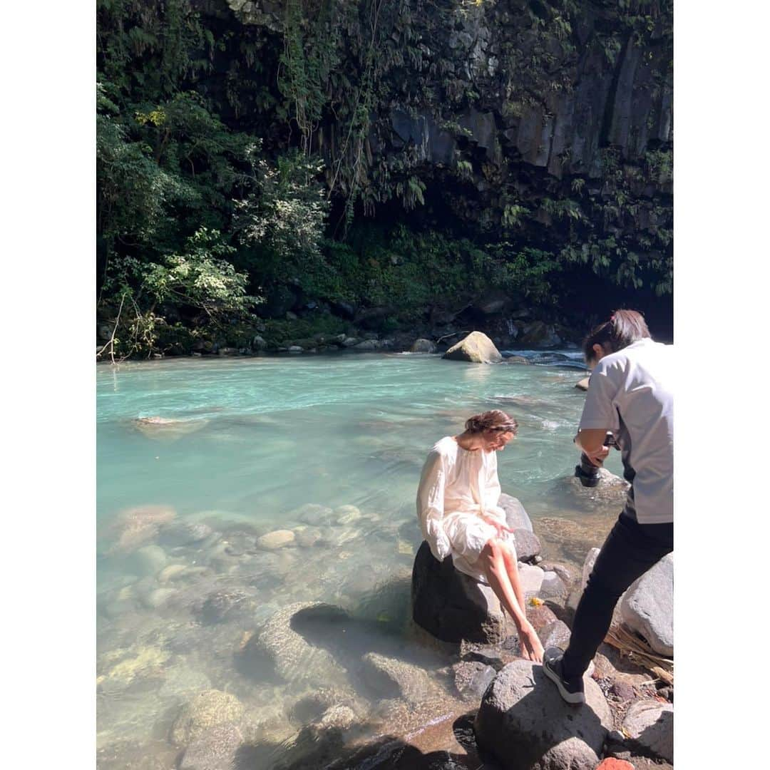 千葉アリサさんのインスタグラム写真 - (千葉アリサInstagram)「TE.ON  霧島での撮影風景🌿🦋  雨降りからのリベンジ。 （べらぼうな台風後の影響も諸々あり） 撮影を一日ずらして望みを託したままに  雨上がりの澄んだ空気と水 湿った土の匂い、降り注ぐ光と緑の 美しい霧島に会えた✨  こんな時はいつもその土地に　WELCOME!と 歓迎されているような気持ちになる。  寄り（アップ）撮影時の足元には瑠花👶w  はじめは戸惑いつつも、引き（全身）の撮影時は　H&M リナさん @kirim_rina が抱っこしながら　ピンポイントでハマってた「となりのトトロ」を歌ってくれたので♪ ご機嫌で待っていてくれたり、慣れてきて動き回る （サツキとメイん家みたいな井戸も発見！） 娘をみなさんで優しくサポートしてくださって🥺 最後にはテオンの代表お二人をパパーゆーてました笑  予定変更で同行できた経験も、素晴らしい自然に一緒に溶け込めた嬉しさも、出会えたすべてがピースのひとつで、この時にしかない完璧なタイミングだった💫  真心を込めてつくられたものを、その世界観を表現することで共創に加わらせていただけて。モデルのお仕事の 素敵さも改めて　実感させてももらえました。  つぐえ　@tsugueee  が紡いでくれた優しいご縁と機会のおかげさま、ラブでしかないで🤍  思い出しても　きらきらあったかい 最高に楽しくて幸せな時間をありがとうございました✨  🌏　@te.on_organic 📷@miki.yamato   #テオン　#オーガニックコスメ　#霧島　#撮影風景」5月24日 19時10分 - alyssamarianne