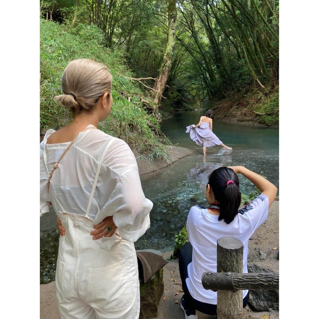 千葉アリサさんのインスタグラム写真 - (千葉アリサInstagram)「TE.ON  霧島での撮影風景🌿🦋  雨降りからのリベンジ。 （べらぼうな台風後の影響も諸々あり） 撮影を一日ずらして望みを託したままに  雨上がりの澄んだ空気と水 湿った土の匂い、降り注ぐ光と緑の 美しい霧島に会えた✨  こんな時はいつもその土地に　WELCOME!と 歓迎されているような気持ちになる。  寄り（アップ）撮影時の足元には瑠花👶w  はじめは戸惑いつつも、引き（全身）の撮影時は　H&M リナさん @kirim_rina が抱っこしながら　ピンポイントでハマってた「となりのトトロ」を歌ってくれたので♪ ご機嫌で待っていてくれたり、慣れてきて動き回る （サツキとメイん家みたいな井戸も発見！） 娘をみなさんで優しくサポートしてくださって🥺 最後にはテオンの代表お二人をパパーゆーてました笑  予定変更で同行できた経験も、素晴らしい自然に一緒に溶け込めた嬉しさも、出会えたすべてがピースのひとつで、この時にしかない完璧なタイミングだった💫  真心を込めてつくられたものを、その世界観を表現することで共創に加わらせていただけて。モデルのお仕事の 素敵さも改めて　実感させてももらえました。  つぐえ　@tsugueee  が紡いでくれた優しいご縁と機会のおかげさま、ラブでしかないで🤍  思い出しても　きらきらあったかい 最高に楽しくて幸せな時間をありがとうございました✨  🌏　@te.on_organic 📷@miki.yamato   #テオン　#オーガニックコスメ　#霧島　#撮影風景」5月24日 19時10分 - alyssamarianne