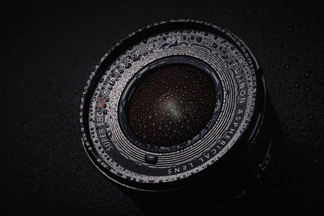 FUJIFILM INDONESIAさんのインスタグラム写真 - (FUJIFILM INDONESIAInstagram)「Kali ini Fujifilm merilis kamera terbaru Fujifilm X-S20 dan lensa Fujinon XF 8mm F3.5 R WR. Kamera dan lensa ini membawa teknologi terbaru untuk memberikan kemudahan bagi penggunanya.   Kamera Fujifilm X-S20 hadir dengan sensor X-Trans CMOS 4 dengan X-Prosesor 5 26MP dan peningkatan kinerja Auto Focus yang signifikan. Kamera ini hadir dengan bentuk body yang kompak dan berat yang ringan ditambah dengan genggaman yang pas. Hadir juga fitur IBIS 7.0 untuk kestabilan yang lebih baik.   Kinerja video dalam kamera Fujifilm X-S20 juga ditingkatkan dengan kemampuan merekam hingga 6.2K 30P disertai dengan peningkatan resolusi, frame rate dan bit depth, implementasi F-Log2 dengan dynamic range hingga 13+ stop, fitur continuous recording time yang mampu merekam non-stop dengan durasi lebih lama dan menu dial khusus untuk Vlog Mode.   Untuk keandalan kinerja kamera, cooling fan dapat ditambahkan di kamera Fujifilm X-S20 untuk perekaman video dalam waktu yang lama.   Lensa Fujinon XF 8mm F3.5 R WR hadir untuk melengkapi lini lensa Fujifilm yang sebelumnya telah ada.  Lensa ini adalah Ultra prime wide lens dengan bentuk yang ringkas dan berat hanya 215 gram dan kemampuan tahan cuaca yang akan cocok untuk dibawa ke mana saja saat berkarya dengan kamera Fujifilm.  Segera nikmati teknologi mutakhir yang ada di kamera dan lensa terbaru Fujifilm yang akan membawamu dalam kesenangan tak terbatas saat berkarya!  #XS20 #XS20_id #XF8MMF35RWR #Fujifilm_id #FujifilmIndonesia」5月24日 19時03分 - fujifilm_id