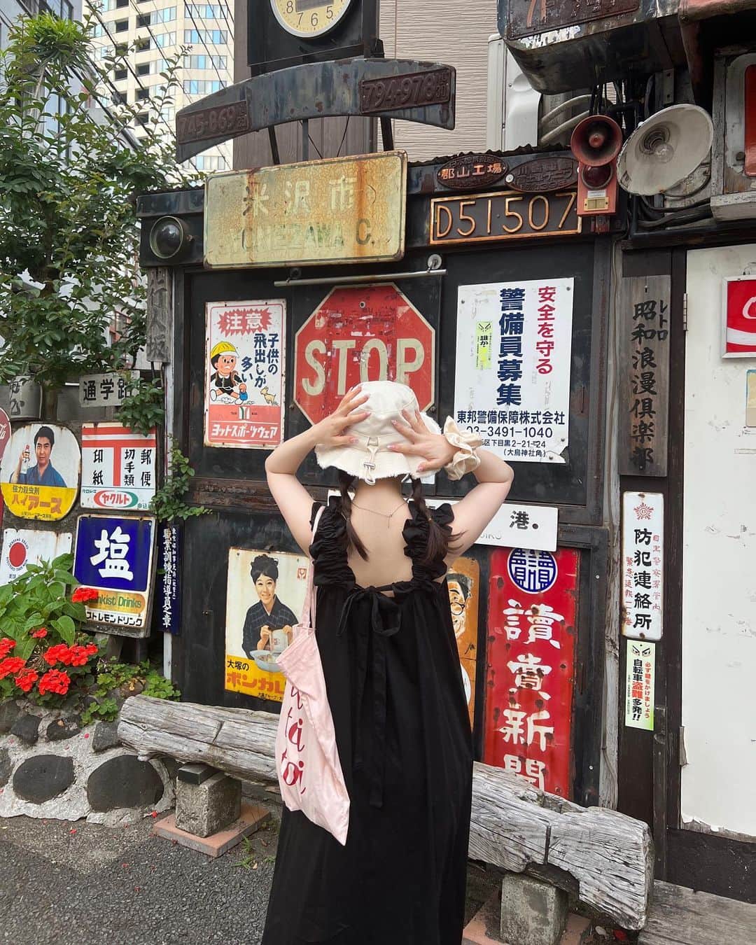 あきさんのインスタグラム写真 - (あきInstagram)「@94uka 天才🖤  コットンタンクワンピース @rili.shopping で買えるよ🫢 じゃっくむすの帽子とも 合いすぎてフェス優勝コーデ なんちゃうかなぁ🫢🫢🫢  #rili_tokyo #春服#ワンピ #asics #スニーカー  #韓国ファッション #jacquemus」5月24日 19時04分 - akeeey95
